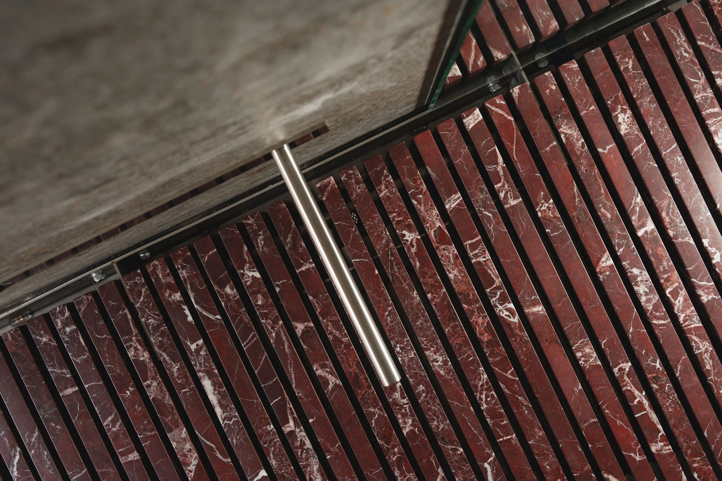 Minimalist marble sink integrating levitation effect and hidden drainage system.