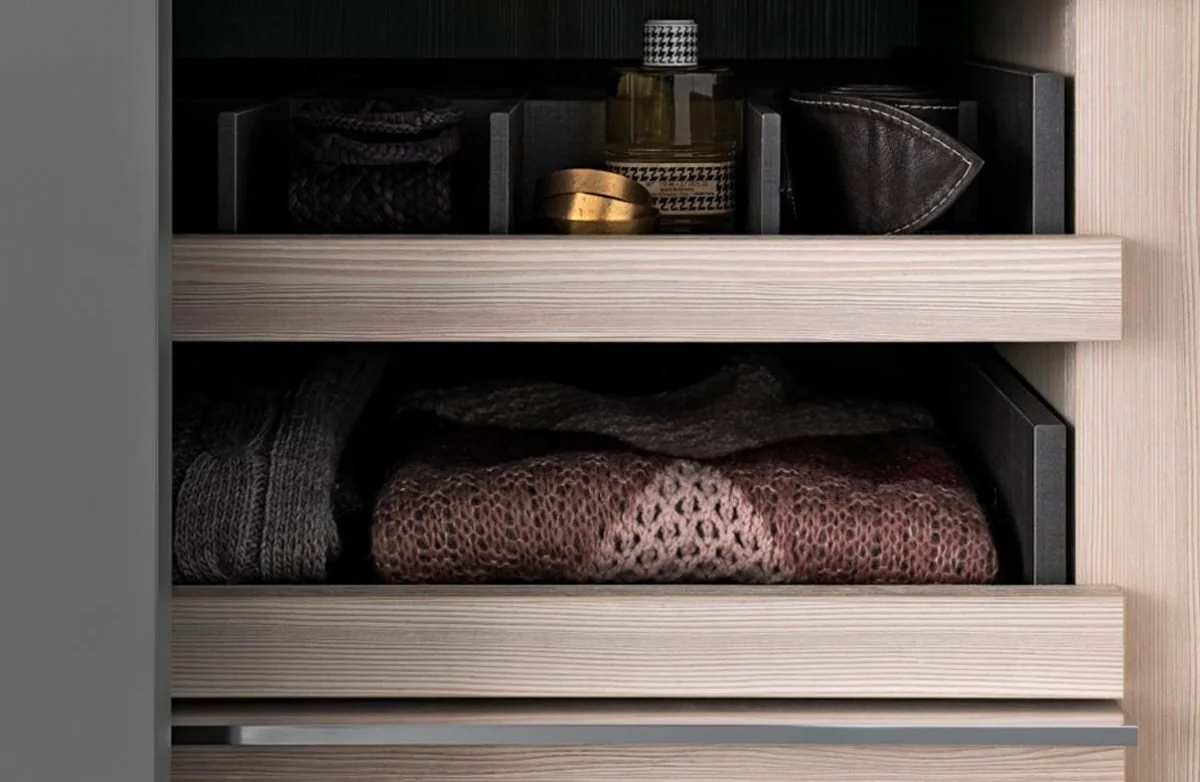 Storage remains concealed, preserving a clean and composed spatial atmosphere.