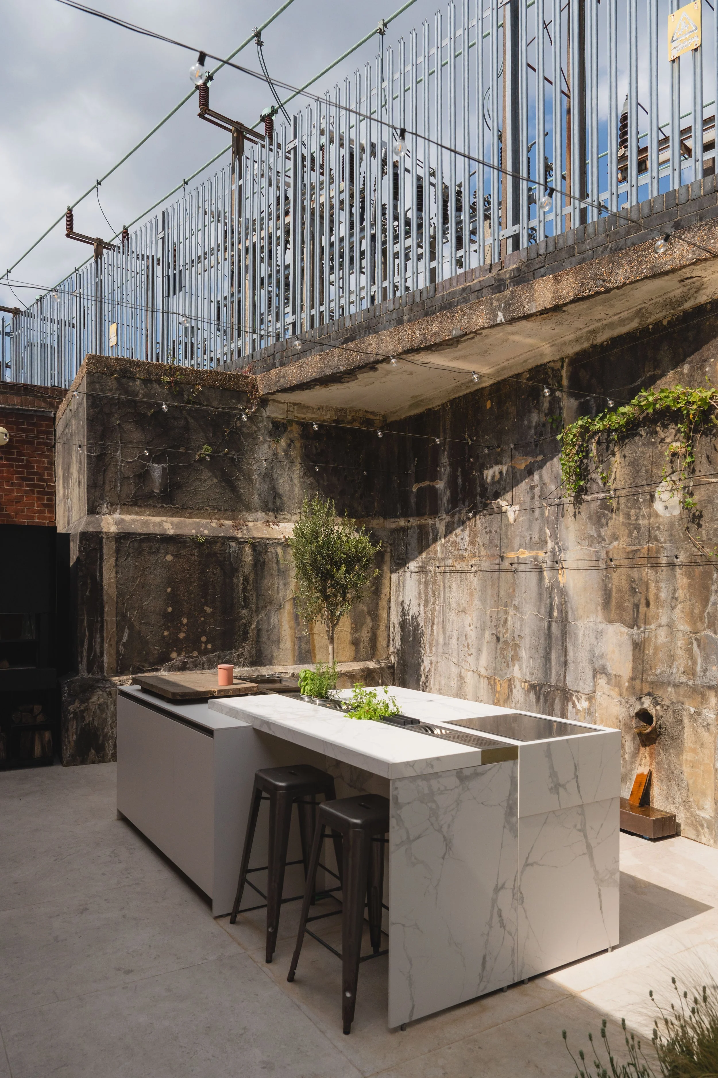 Porcelain-effect countertop designed to withstand outdoor conditions with elegance.