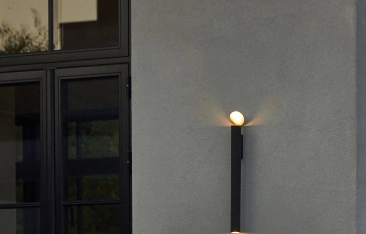 Soft, even light from Flauta Spiga 2 highlighting exterior architectural features.