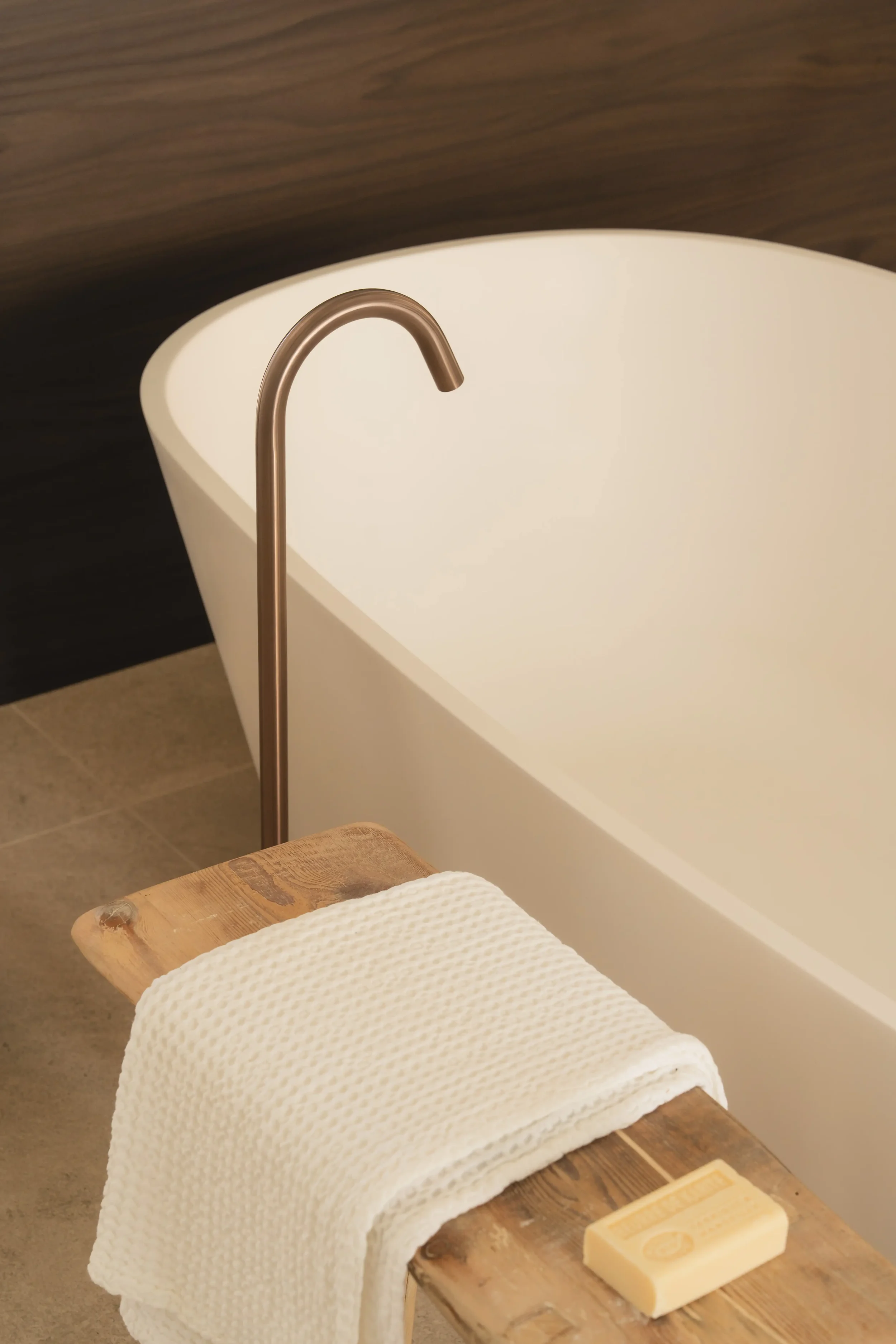 Close-up of the Baìa Cristalplant surface, highlighting smooth texture and subtle purity.