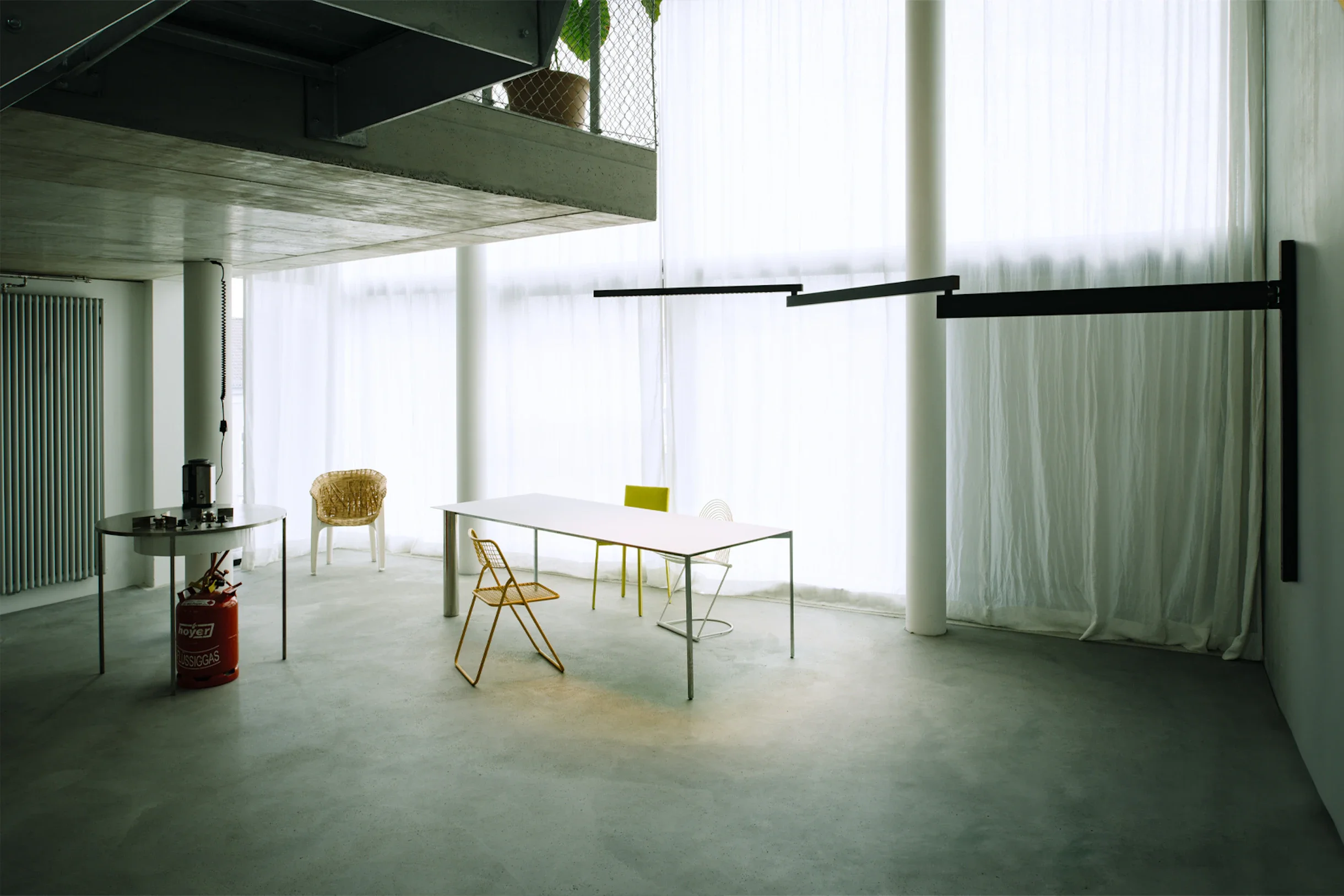 Black aluminium extendable wall lamp serving as both lighting and statement piece.