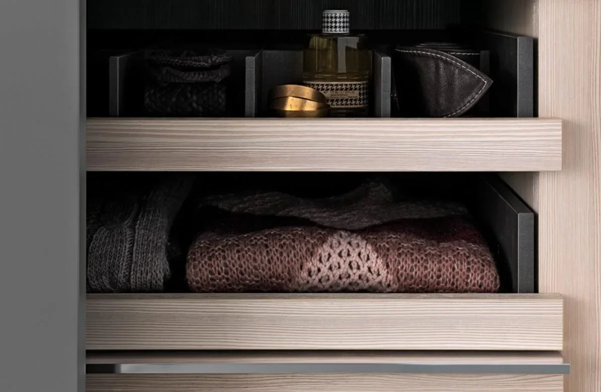 Storage remains concealed, preserving a clean and composed spatial atmosphere.