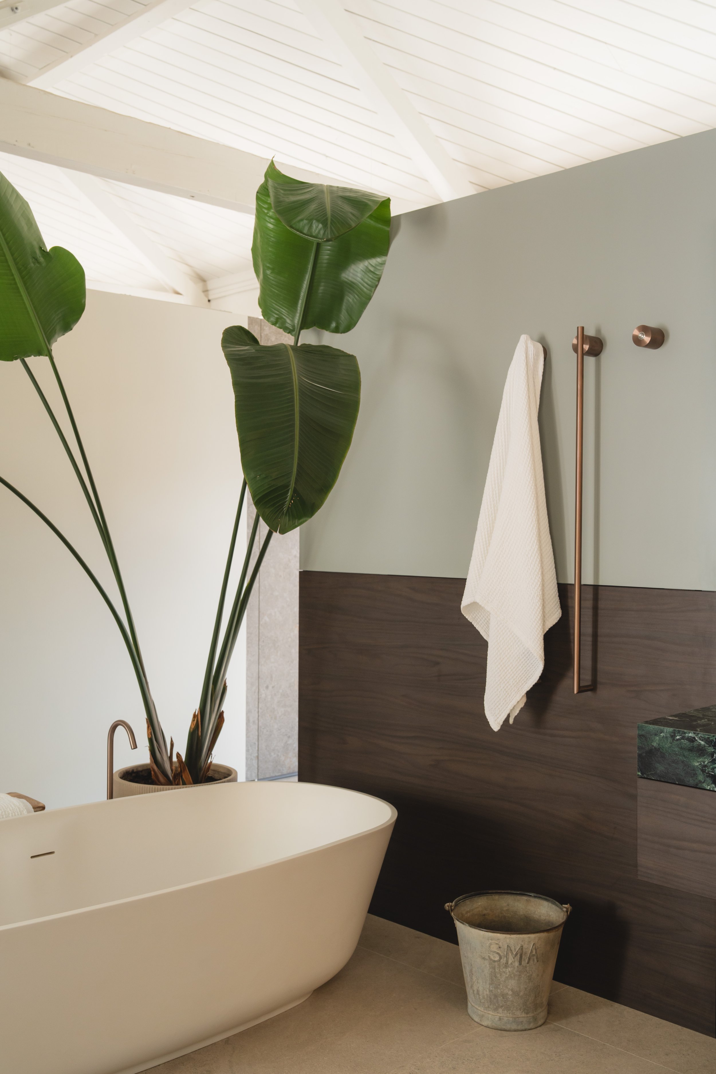 Cristalplant and stone Baìa models side by side, emphasizing material versatility and design consistency across finishes.