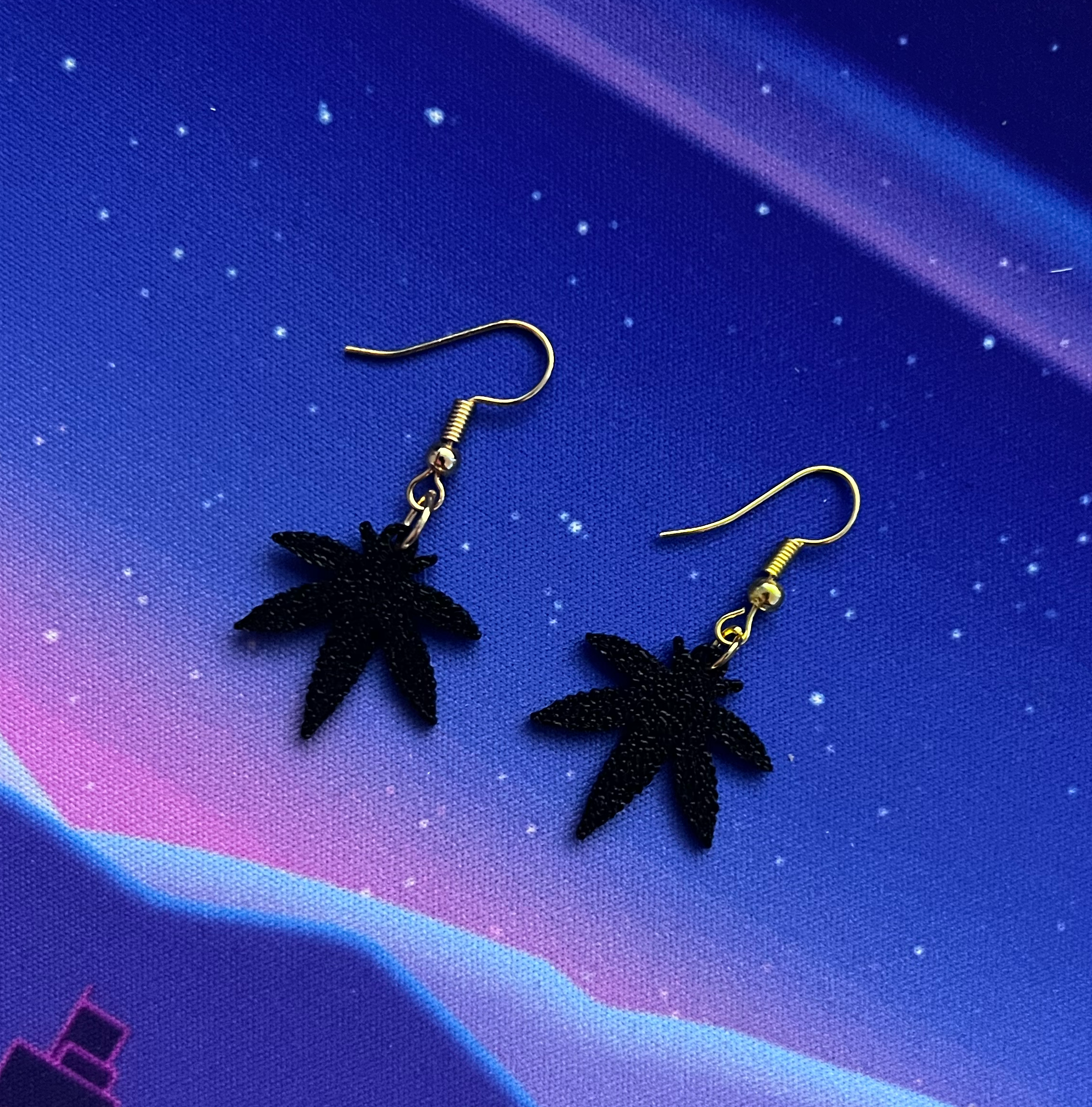 SMALL BLK HEMP LEAF EARRINGS.png