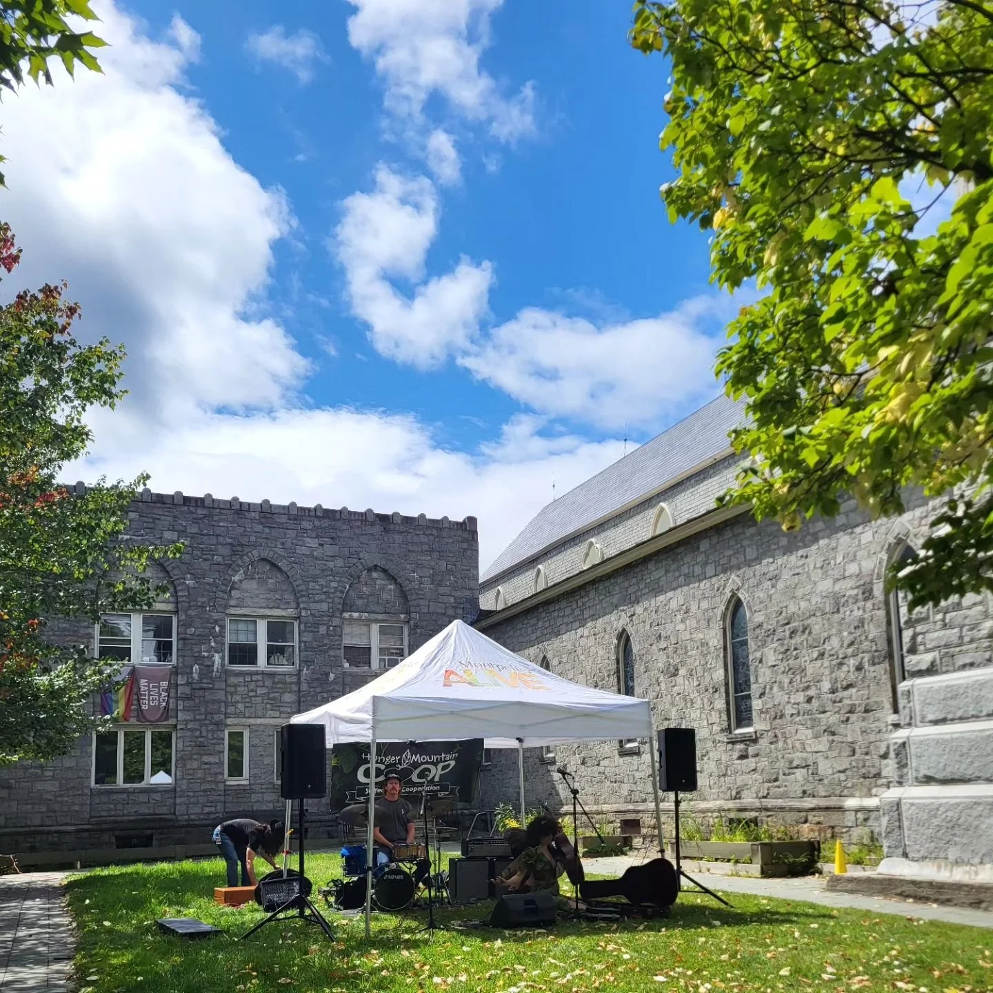 #BrownBagLunchConcert starts now! Thanks to @sarduccis_restaurant for today's awesome music. Here in the Christ Church courtyard til 1:15 today! Thanks as always to @montpelieralive and @hungermountaincoop.
