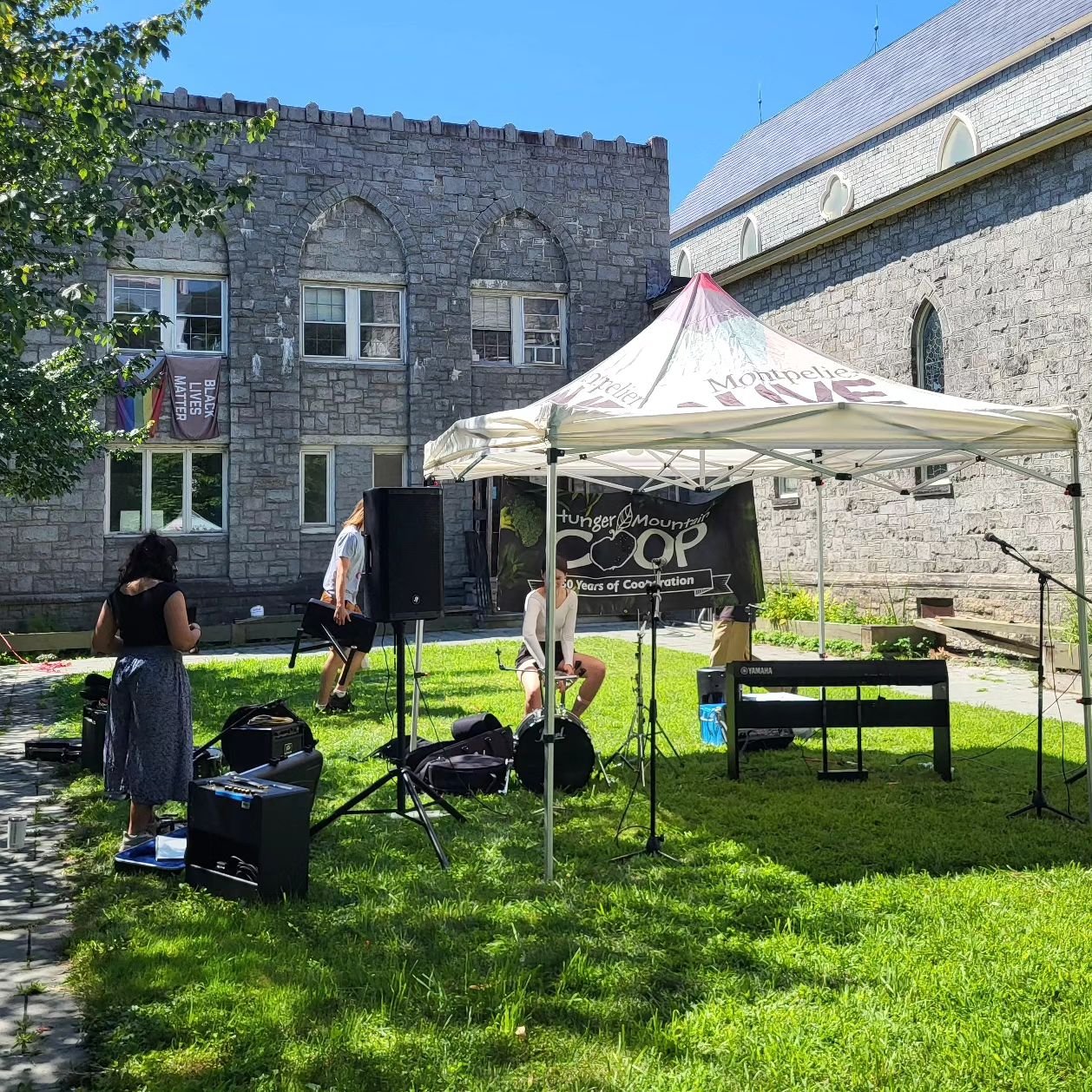 Today's Brown Bag concert is gonna bang! @theradianceband starts at noon. @hungermountaincoop @montpelieralive @woodburymountaintoys