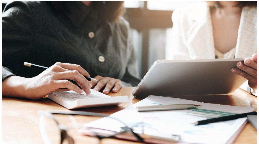 Navigating Unpaid Invoices: The Late Fee Dilemma for Business Owners