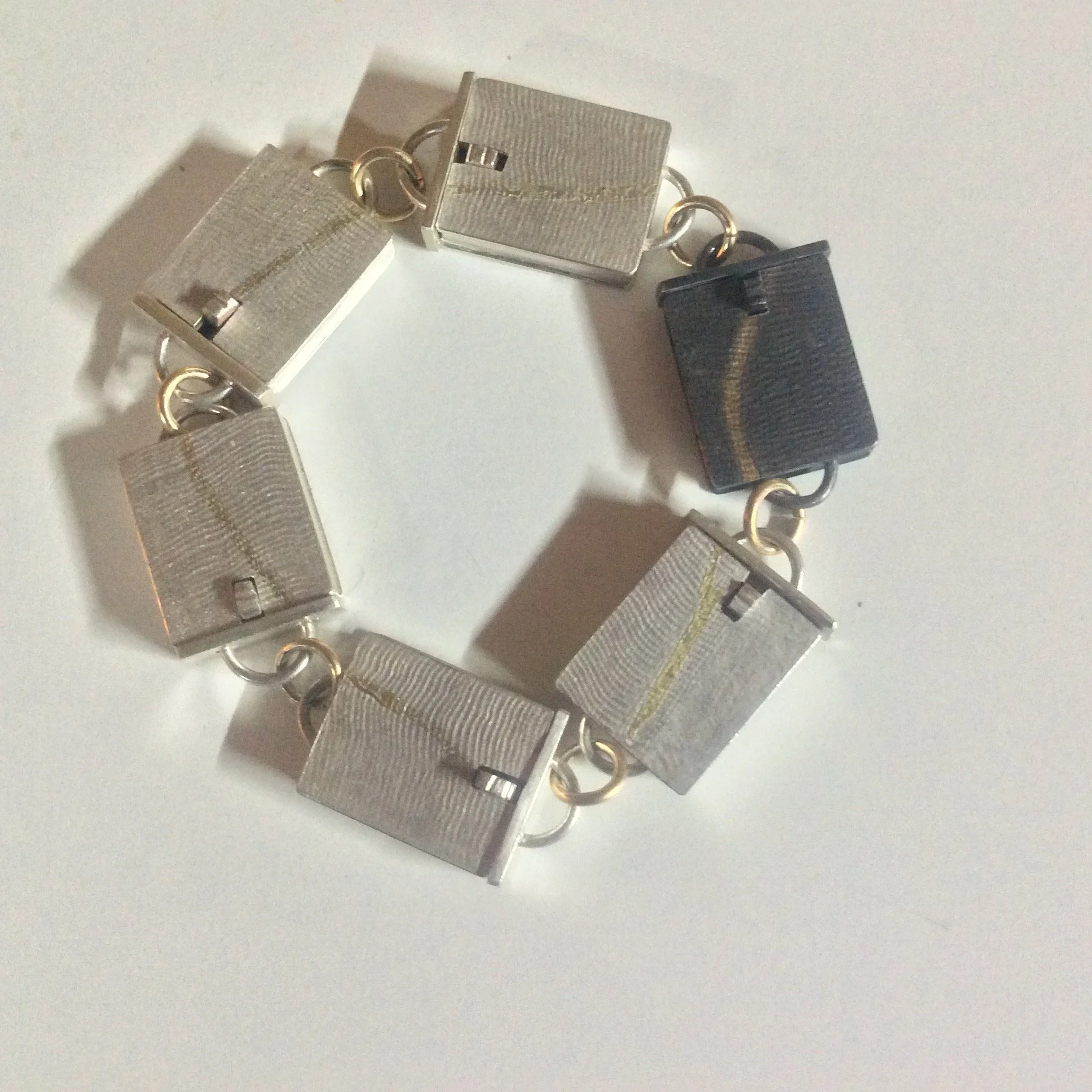 Escape bracelet