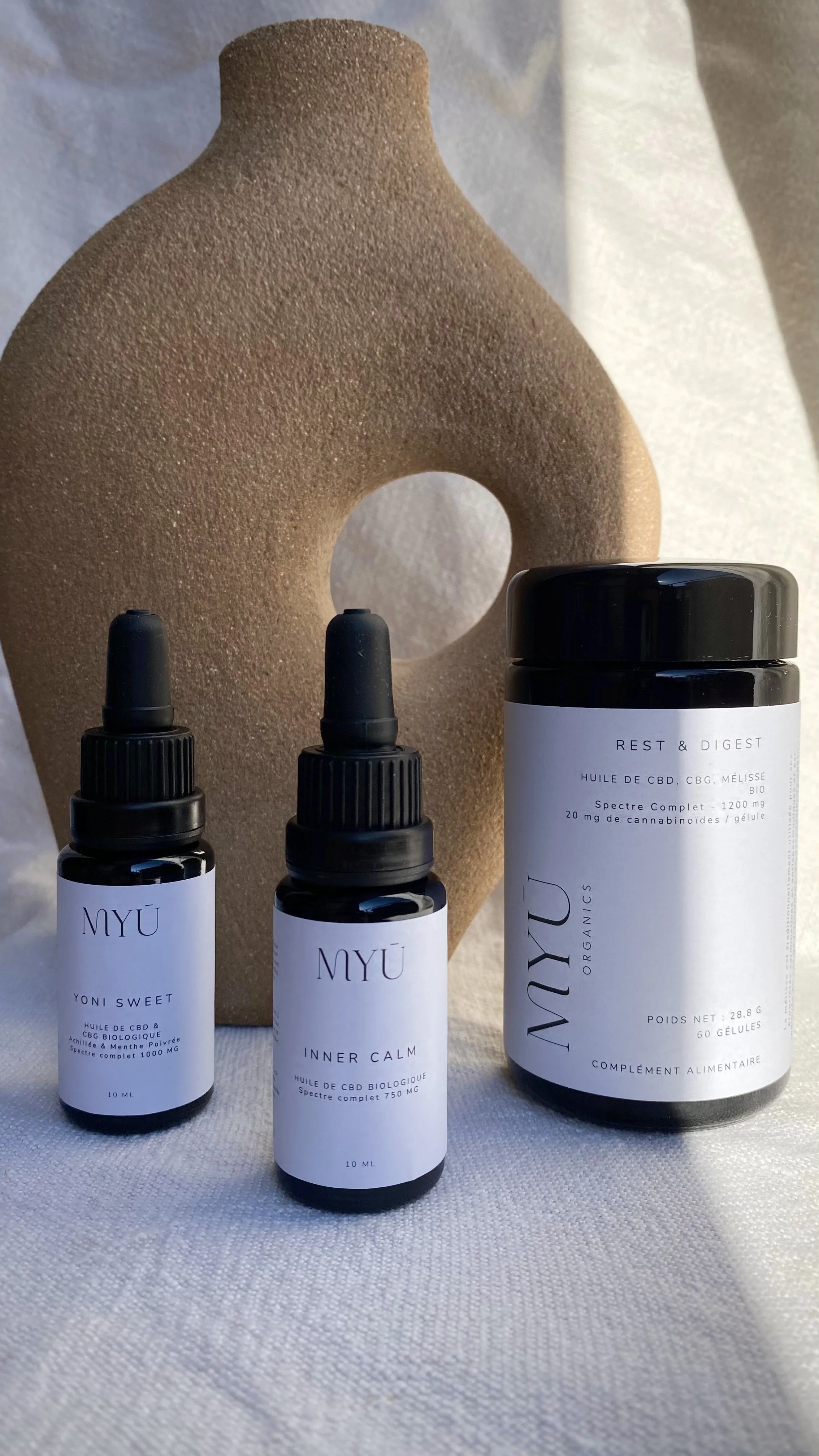 Flacons d'huiles de cbd & complément MYU organics, gamme bien être du producteur AUM SATIVA
