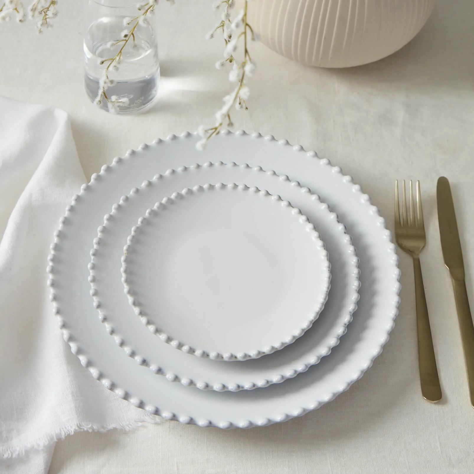 Embracing Simplicity: Minimalist Elegance in Modern Christmas Dinnerware