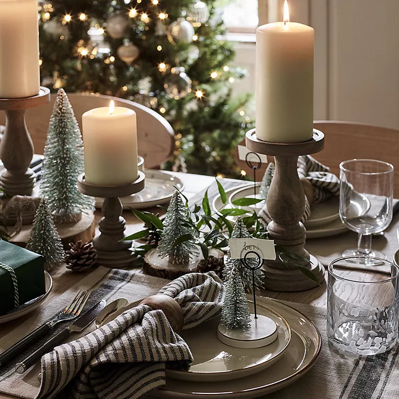 Festive Elegance Unwrapped: A Journey from Classic to Contemporary Christmas Dinnerware From classic to contemporary - choosing the right Christmas dinnerware