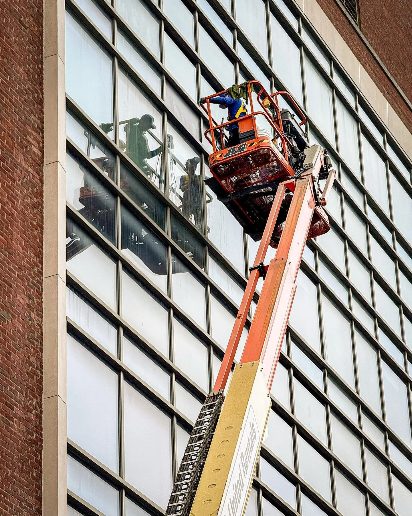 Men at work Charlottesville version&hellip;
*
*
*
#menatwork #windowwashing #charlottesvilleva @suemanganphotography