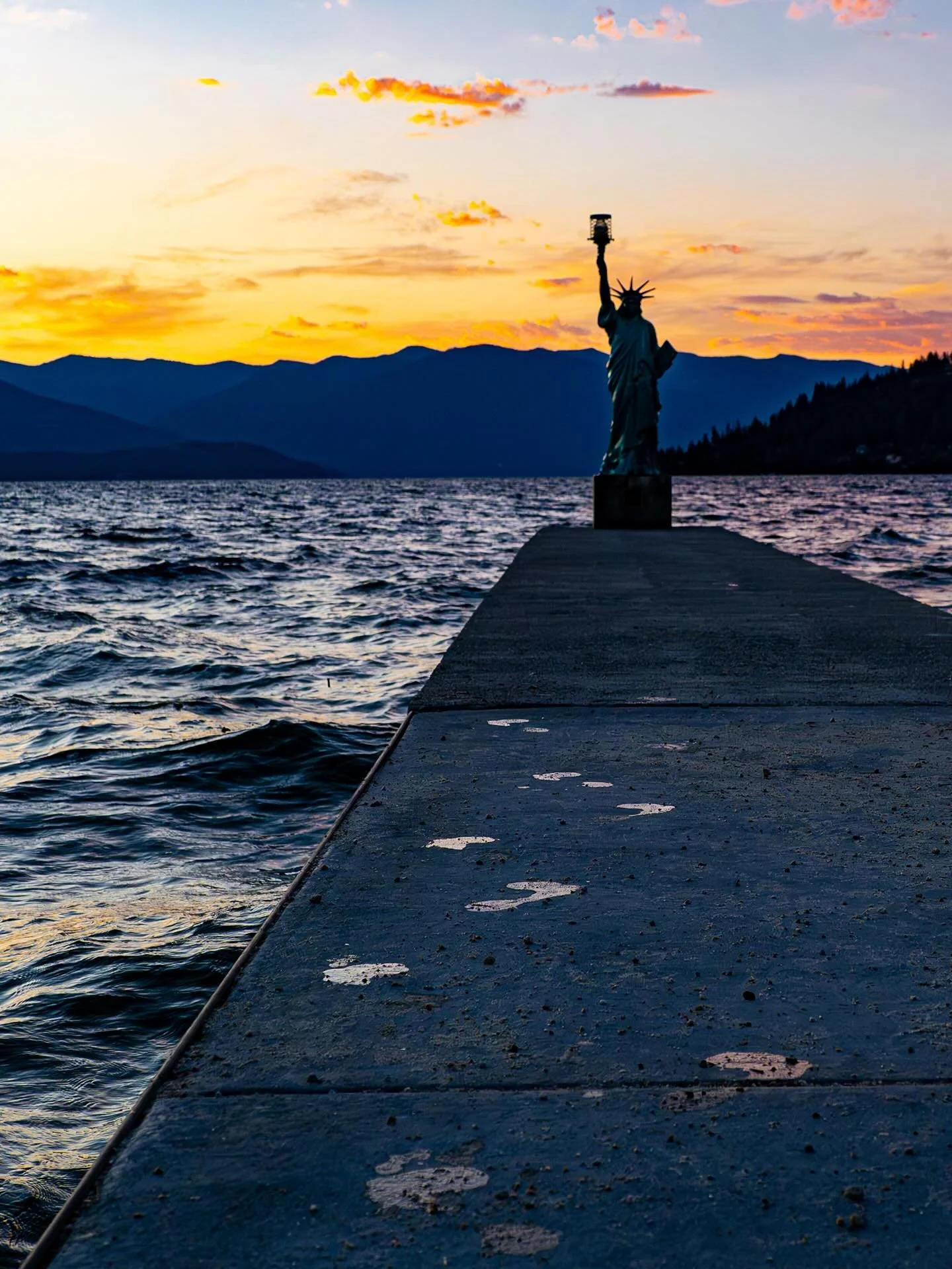 Footprints
*
*
*
#sandpointidaho #citybeachsandpoint @visitsandpoint #sunrise #wetfootprints @suemanganphotography