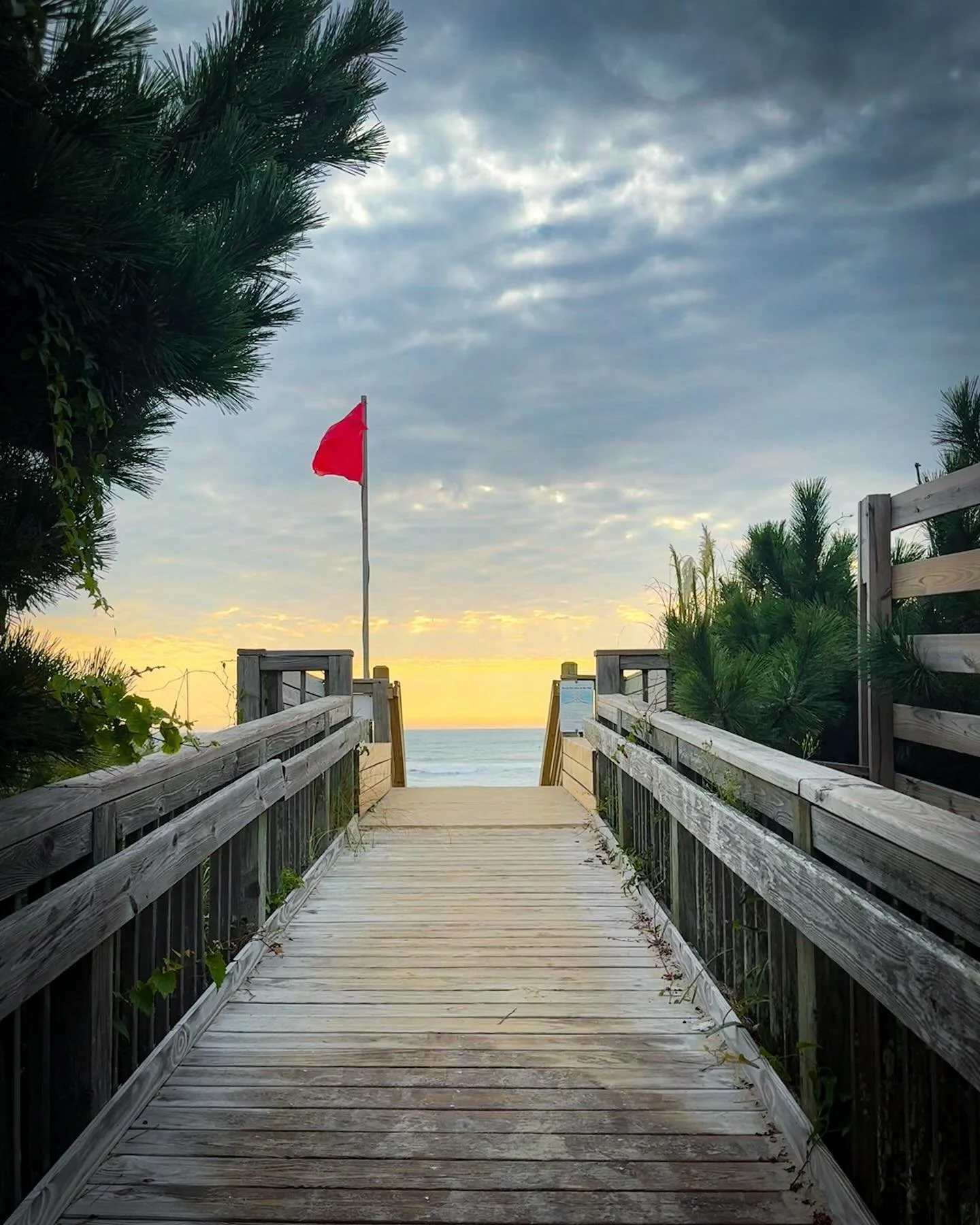 Ruh roh&hellip;
*
*
*
#obx #hurricaneerin #redflagbeachday @suemanganphotography