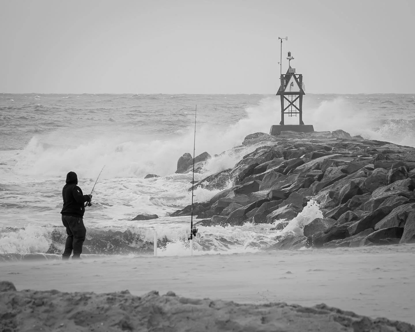 It&rsquo;s a freaking hurricane and this guy is fishing?!? Not sure what he would be catching&hellip;
*
*
*
#hurricaneerin #virginiabeach #rudeeinlet #fishing @suemanganphotography