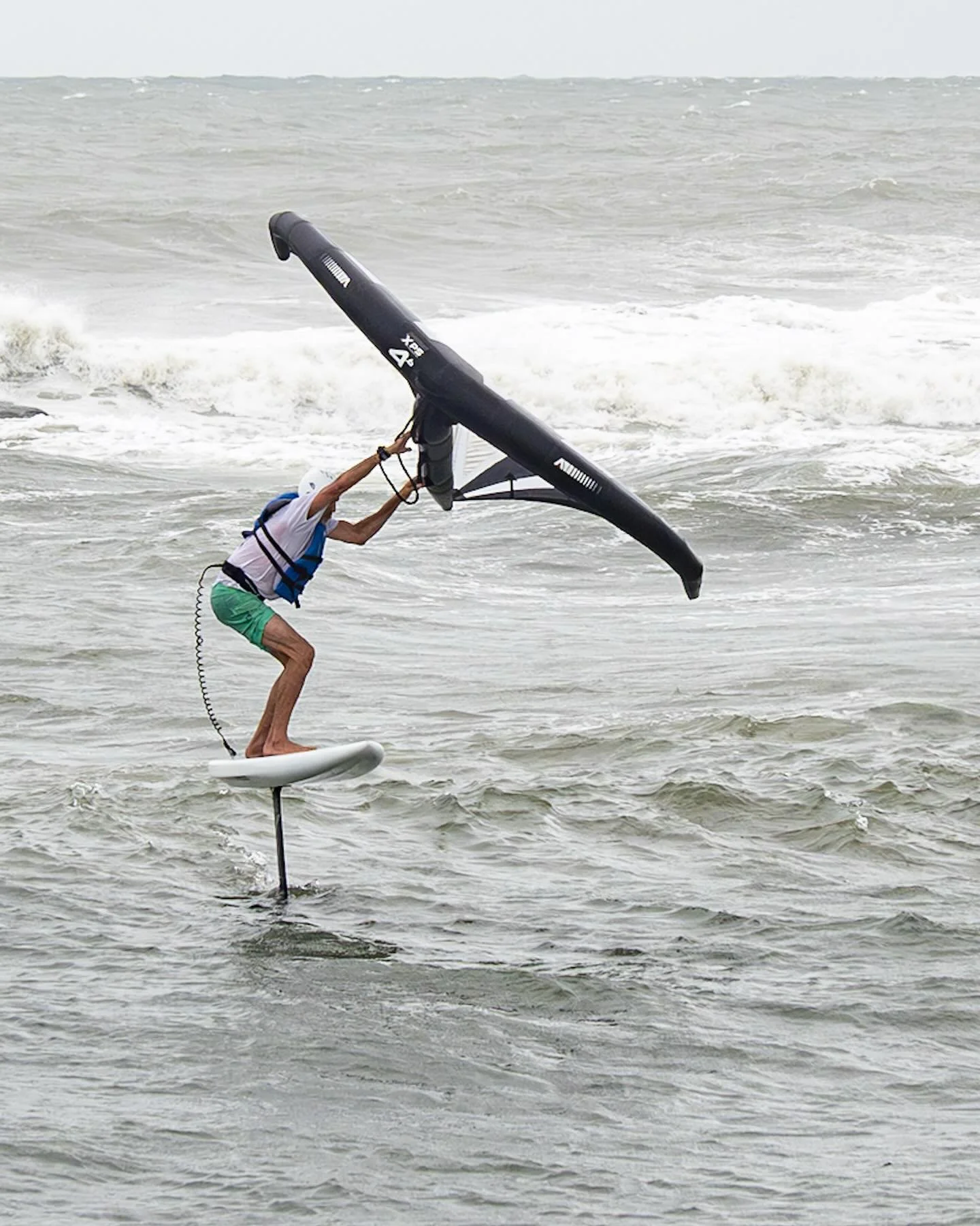 This guy was loving the swells!
*
*
*
#hurricaneerin #virginiabeach #rudeeinlet @suemanganphotography #hydrofoil