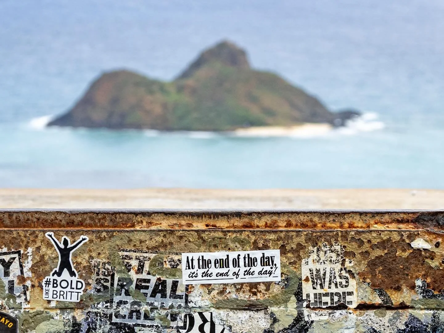 &ldquo;At the end of the day, it&rsquo;s the end of the day&rdquo;- sticker wisdom
*
*
*
#lanikaipillbox #kailua #hikedupfelldown @suemanganphotography