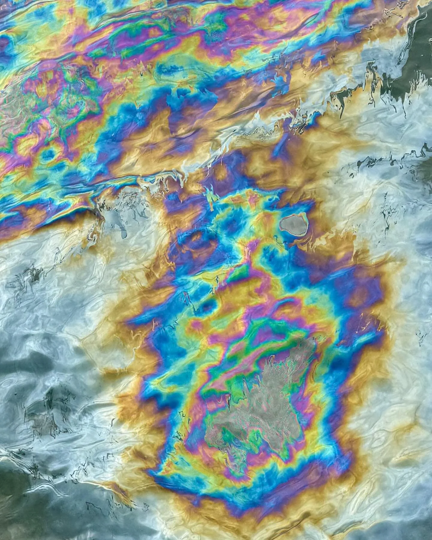 She&rsquo;s still leaking oil.
*
*
*
#ussarizonamemorial🇺🇸 @suemanganphotography