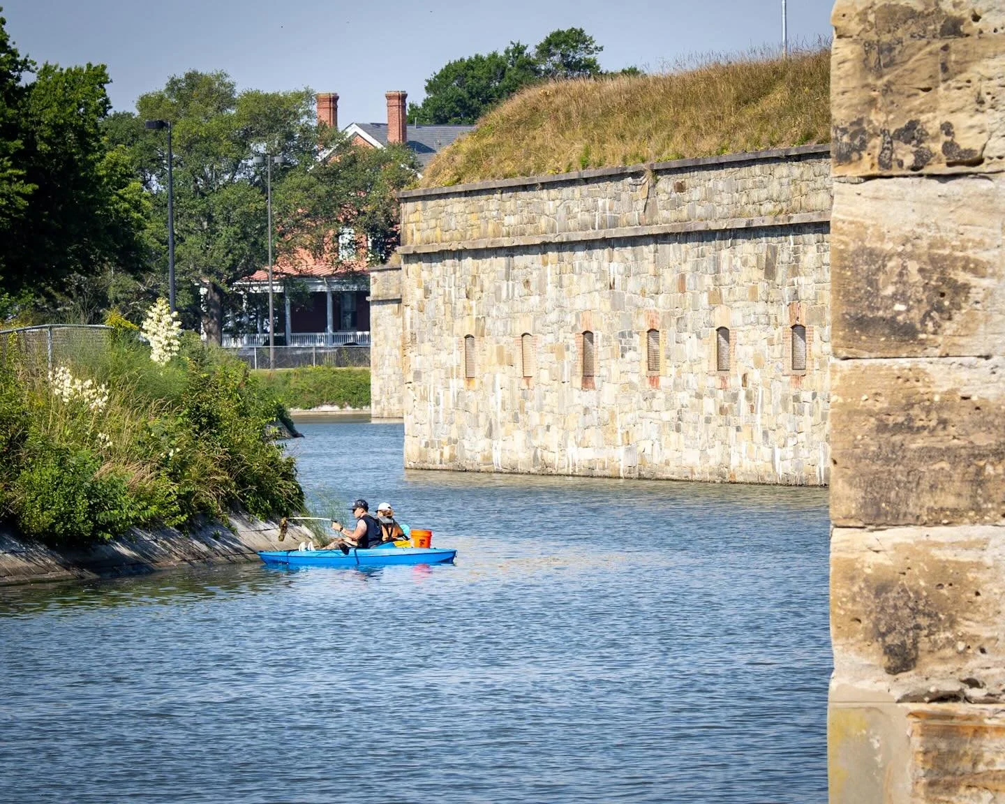 Clean the Bay Day - Part 2 Ft Monroe style! Great turnout! Cleaned the beach, the parking area, Mill Creek and the moat! Big thanks to @bonniekersta and @thefortmonroe 
*
*
*
@cbf_virginia @chesapeakebayfoundation @suemanganphotography #hamptonva #sa