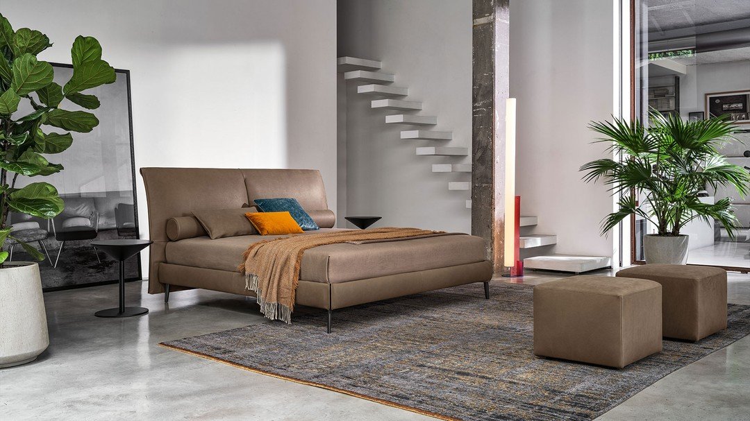 In this design with Twils urban elements are utilized creating a clever juxtaposition between them and the Sail leather upholstered bed. Its natural, warm feel combines freely with the precision of the other materials: a fascinating contrast where mo