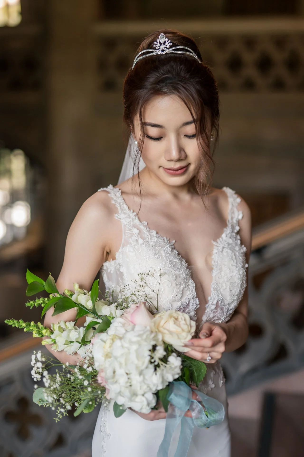 bride-portrait-knox-college-natural-light-bouquet
