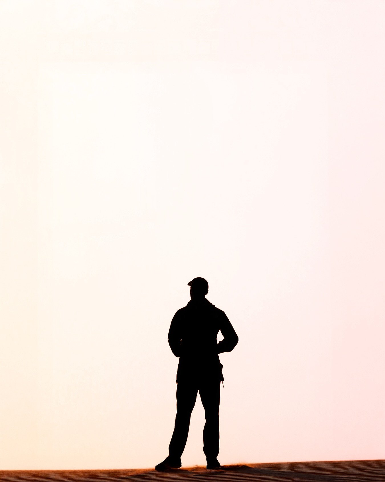 &laquo;Chi sono io?&raquo; &egrave; una domanda semplice ma radicale, che il Cardinale Jos&eacute; Tolentino Mendon&ccedil;a si pone nel suo Il piccolo libro delle grandi domande.

💭 Rispondere spesso non &egrave; semplice, ma per farlo serve silenz