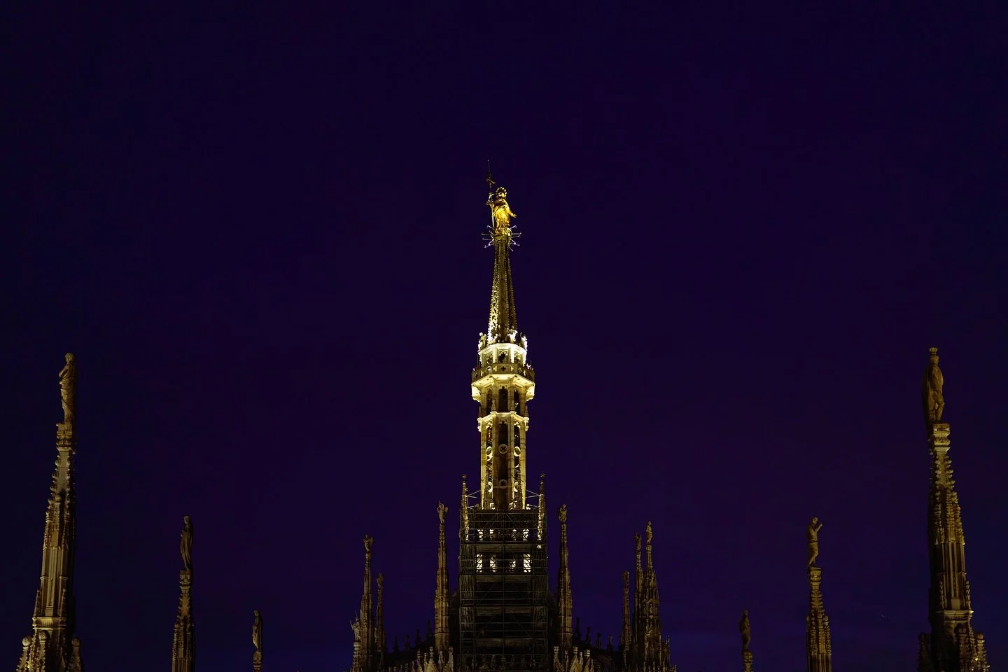 «Così l’aurora sveglia Milano: il risveglio è già una relazione, non solo una disciplina, è una professione di fede, una dichiarazione di fiducia.»
Sul tetto del Duomo, mentre il cielo si apre, mons. Mari