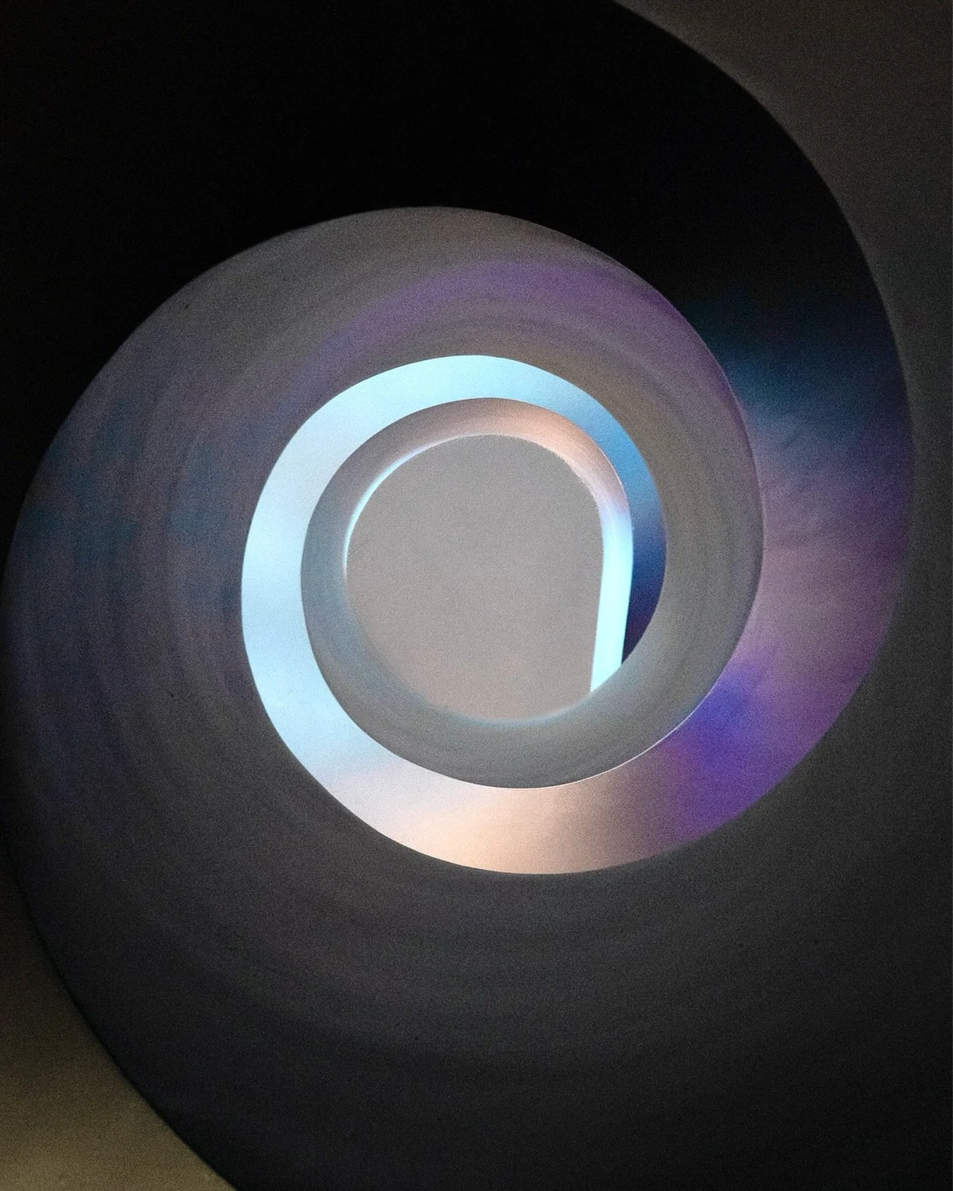 🌀 Il tradimento &egrave; uno dei luoghi pi&ugrave; enigmatici dell&rsquo;animo umano. Silvano Petrosino e Teresa Bartolomei hanno esplorato la zona d&rsquo;ombra in cui la fiducia si spezza e si trasforma. 

🪢 Giuda, simbolo del limite e dell&rsquo