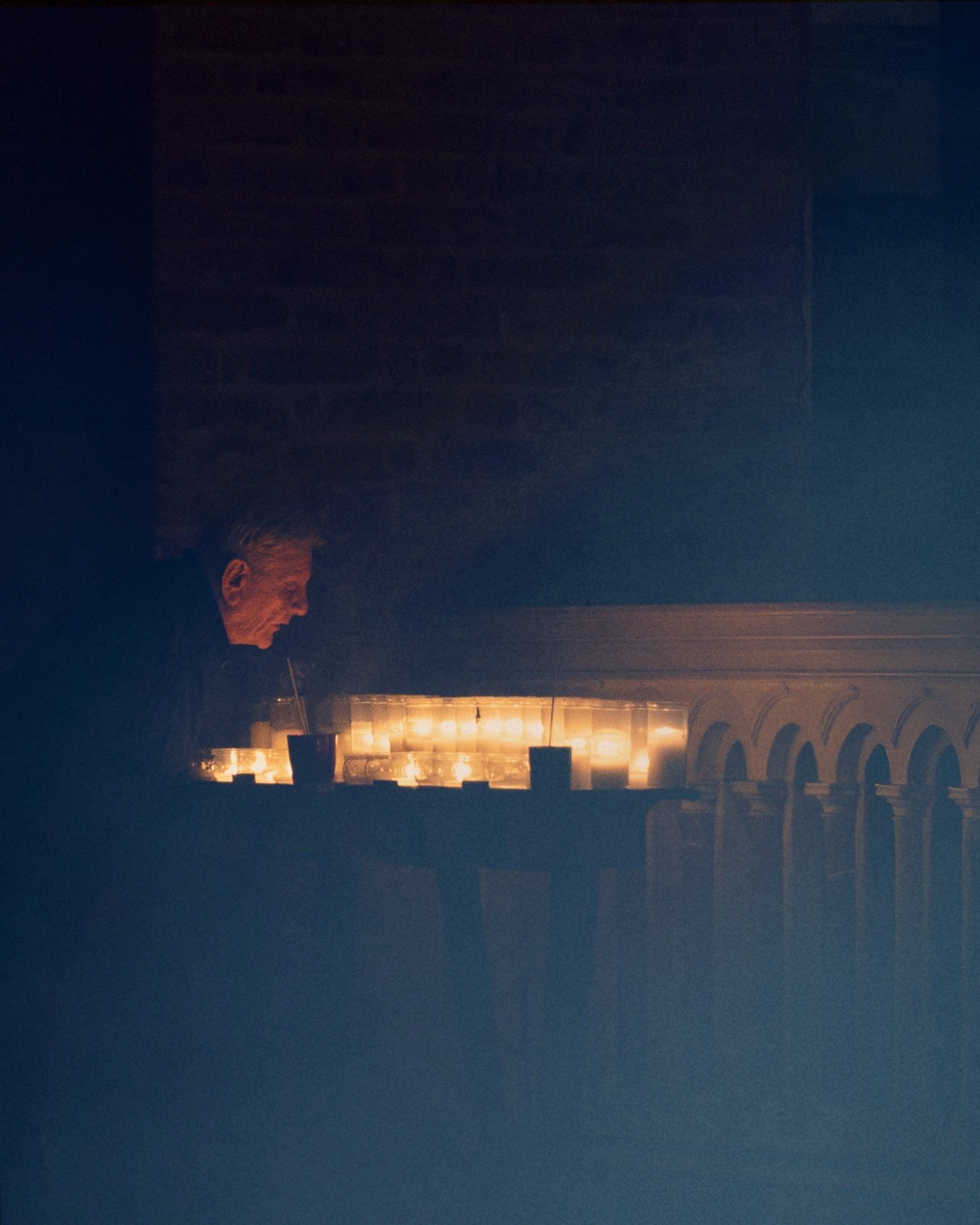 🖋️ Nelle sue riflessioni, Massimo Recalcati ricorda che la fede non &egrave; mai un possesso, ma un gesto fragile: nasce nel punto in cui la luce incontra l&rsquo;ombra, dove le domande restano aperte e la risposta non &egrave; prevista. 

🕯️Il sil