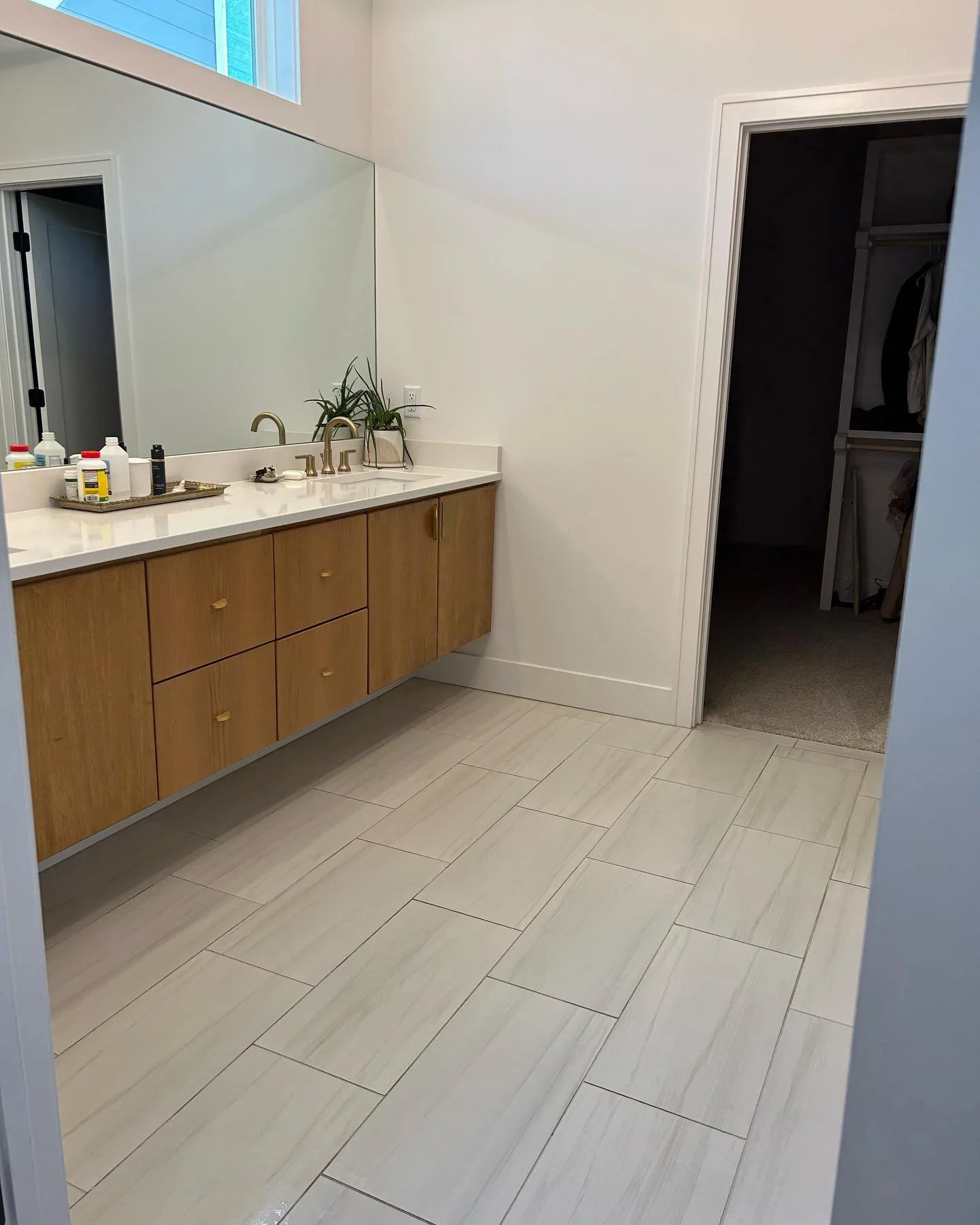 KC Deep Clean cleans a bathroom.