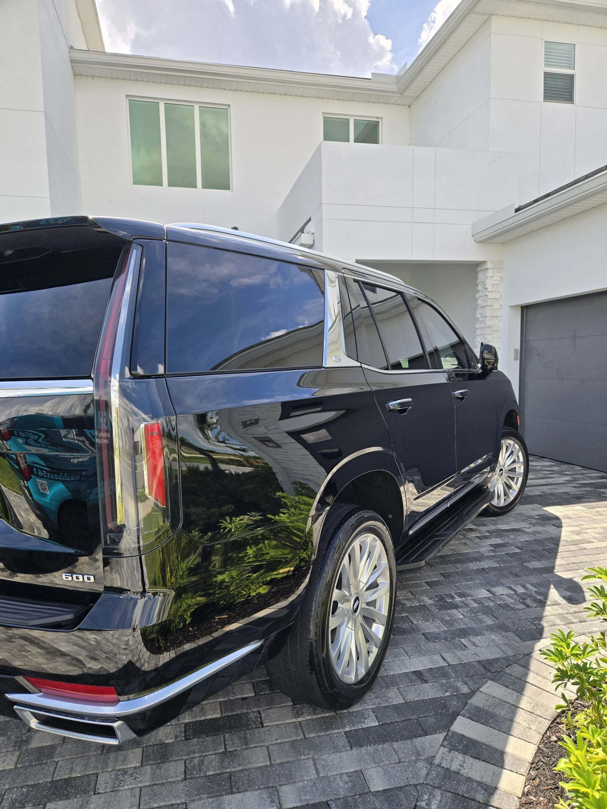 signature detail black SUV