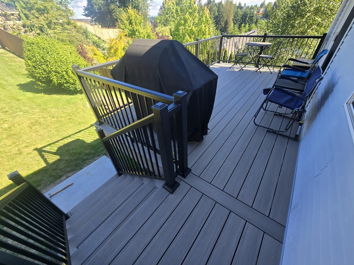 Lake Stevens back deck with TimberTech Coastline PVC decking, picture-frame border and black aluminum picket railing