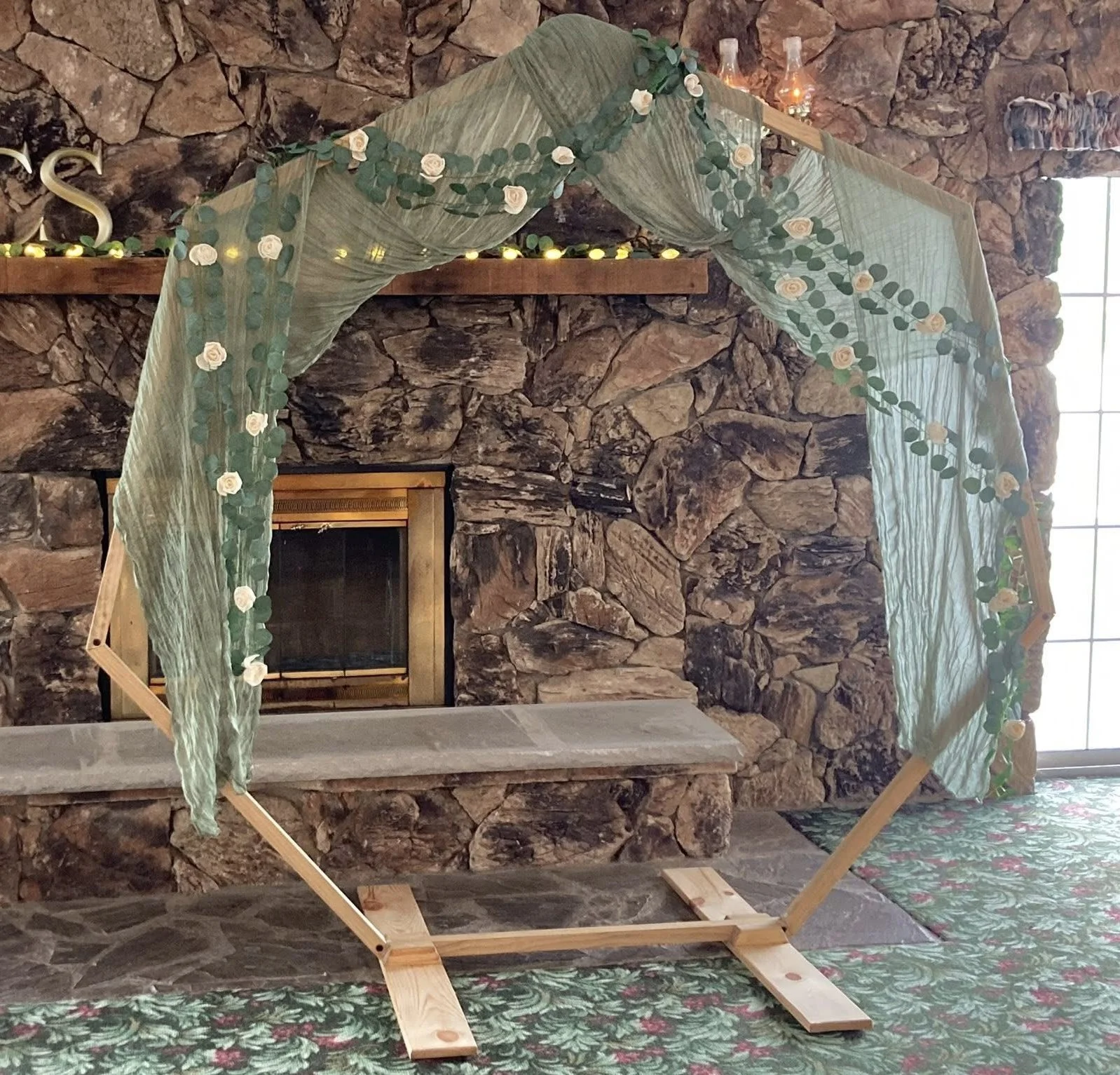 Photo / Wedding Arch