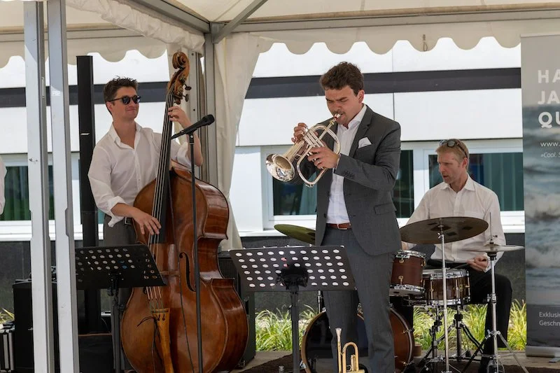 Eine Band bei einem Sommerfest auf einer Open-Air-Bühne