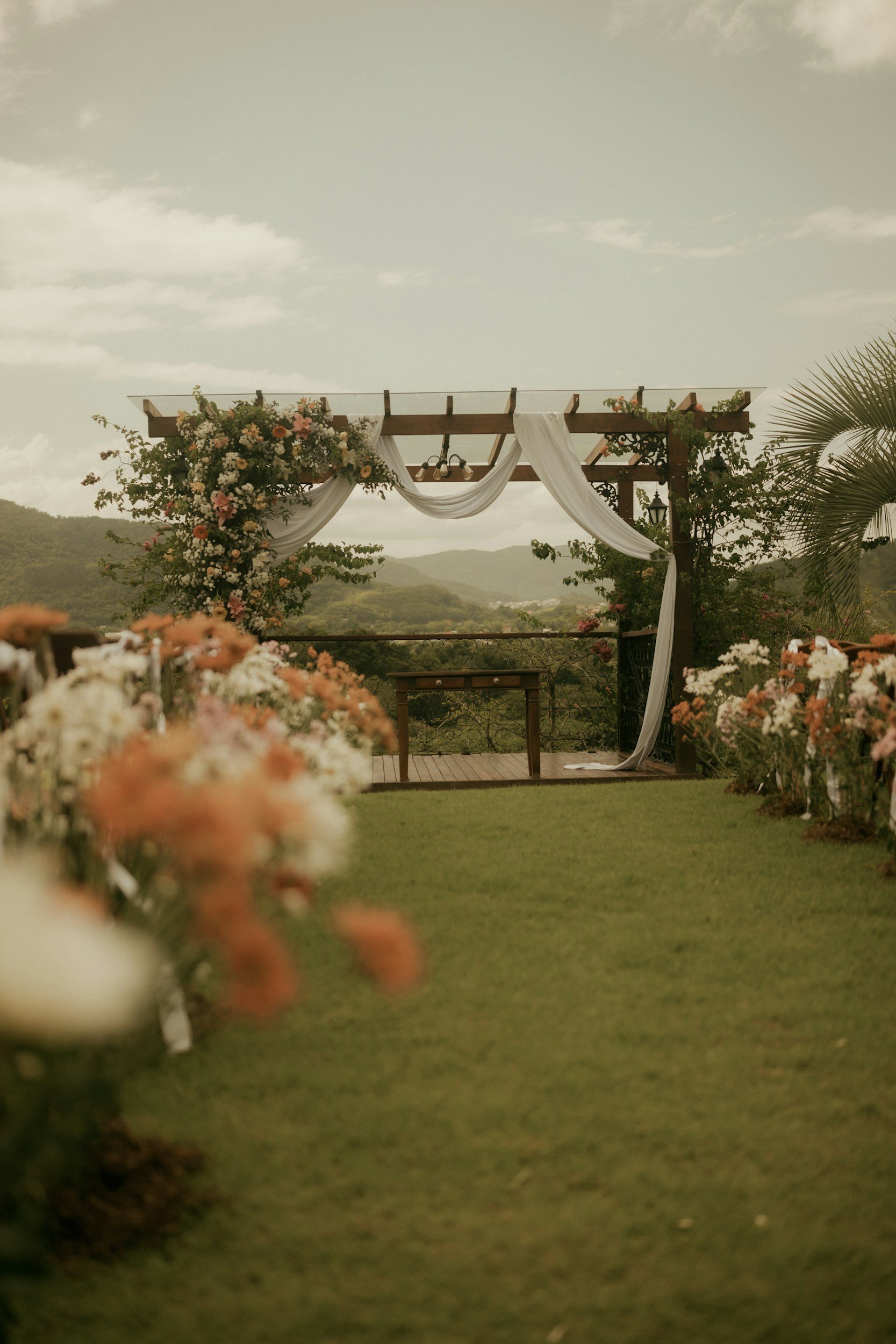 Ein Altar bei einer Trauung in einer italienischen Landschaft