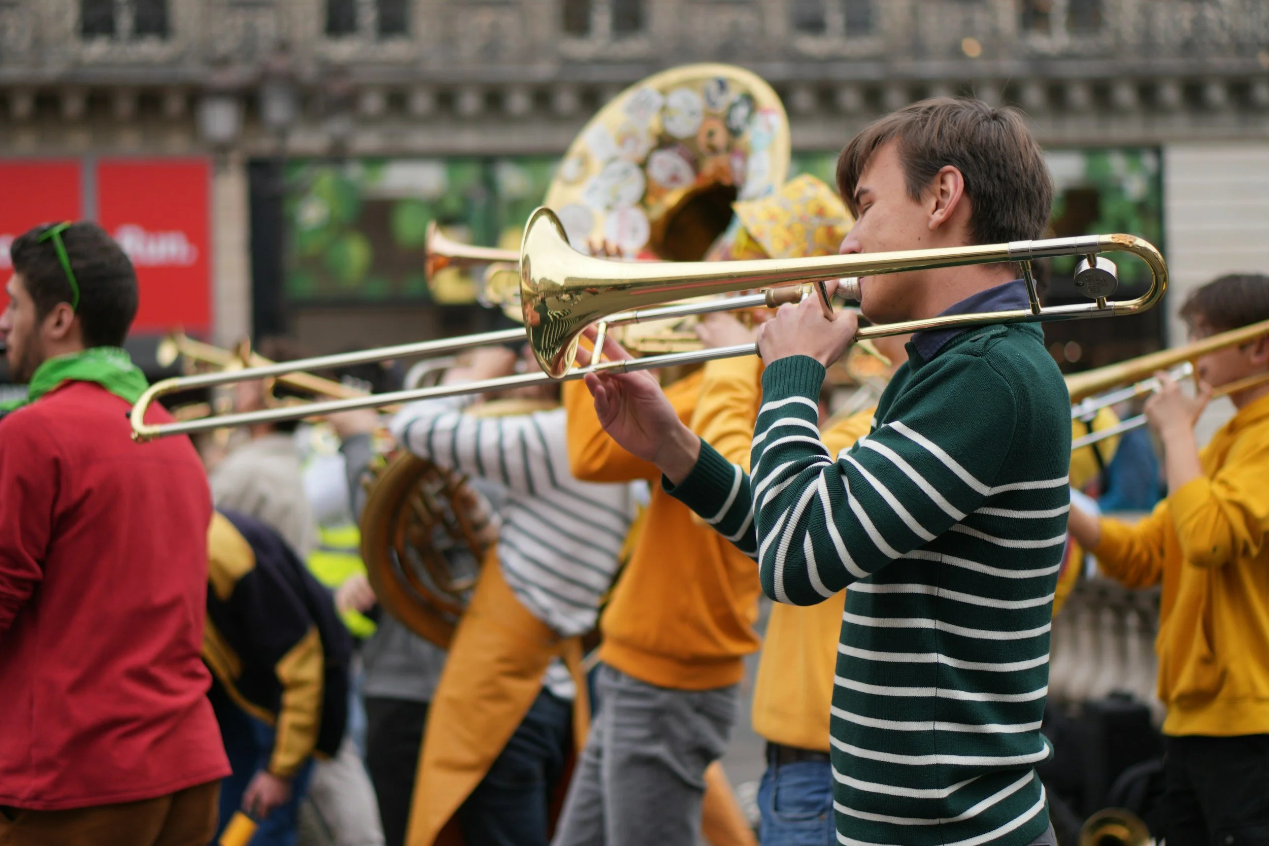 Eine Marching Brass Band läuft und spielt Musik