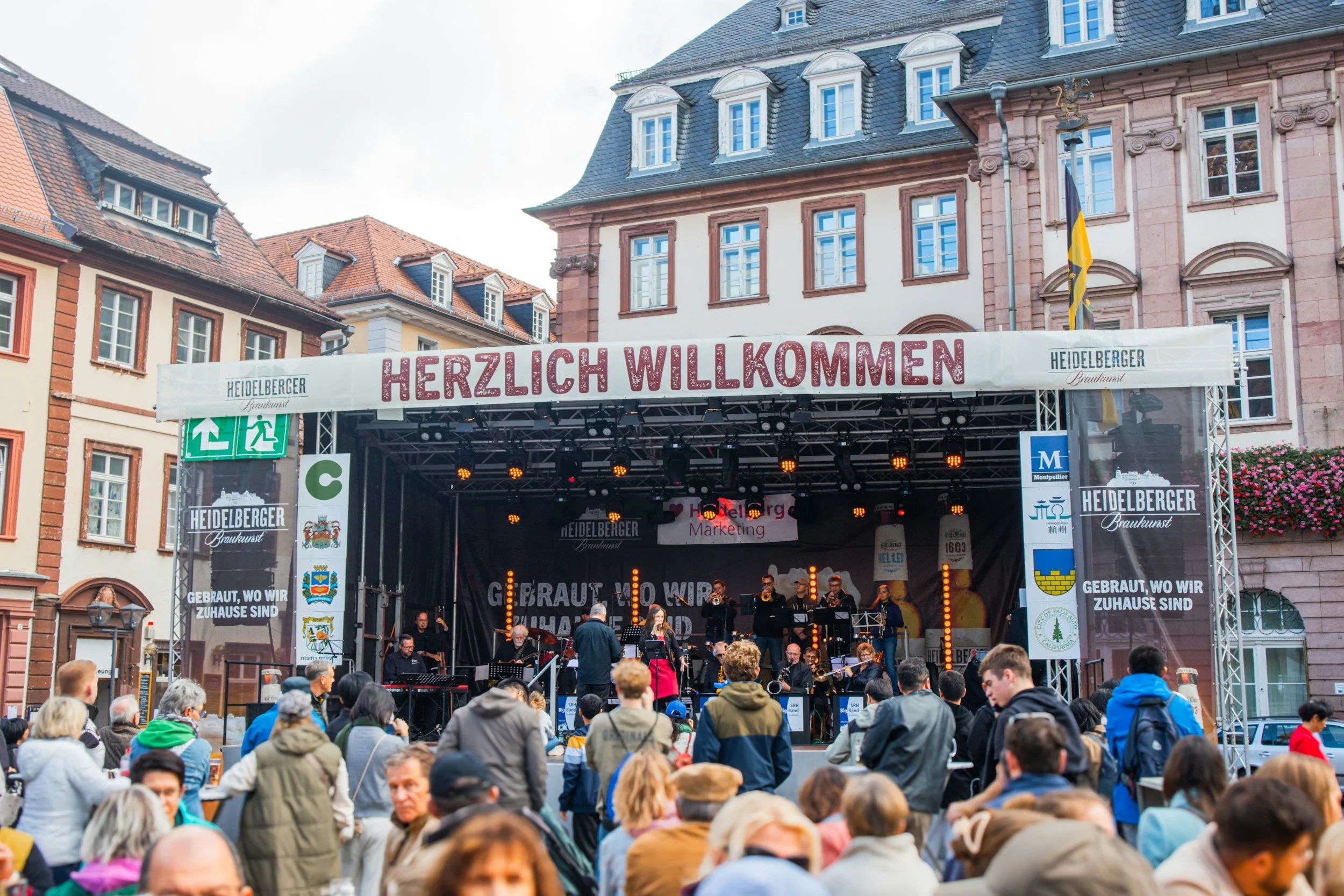 Eine Bühne auf einem Stadtfest