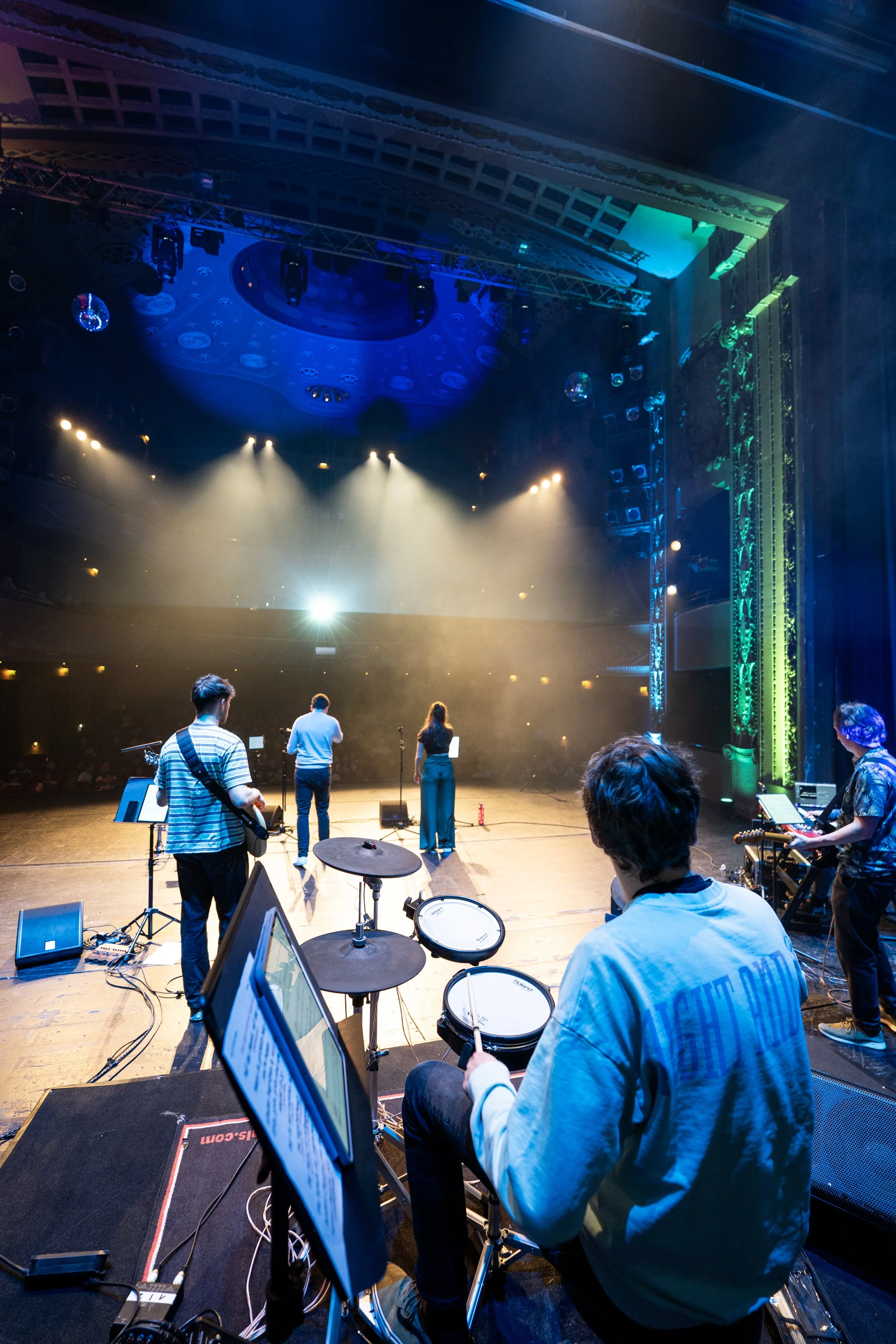 Eine Band auf einer Bühne. 