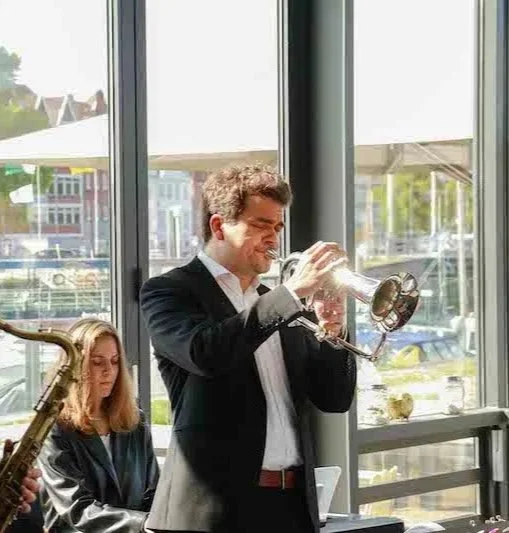 Ein Musiker mit einem Flügelhorn