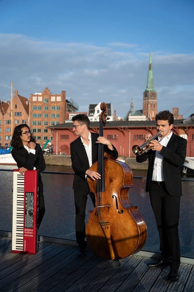 Das Baltic-Soulbop-Trio spielt auf einer Terasse