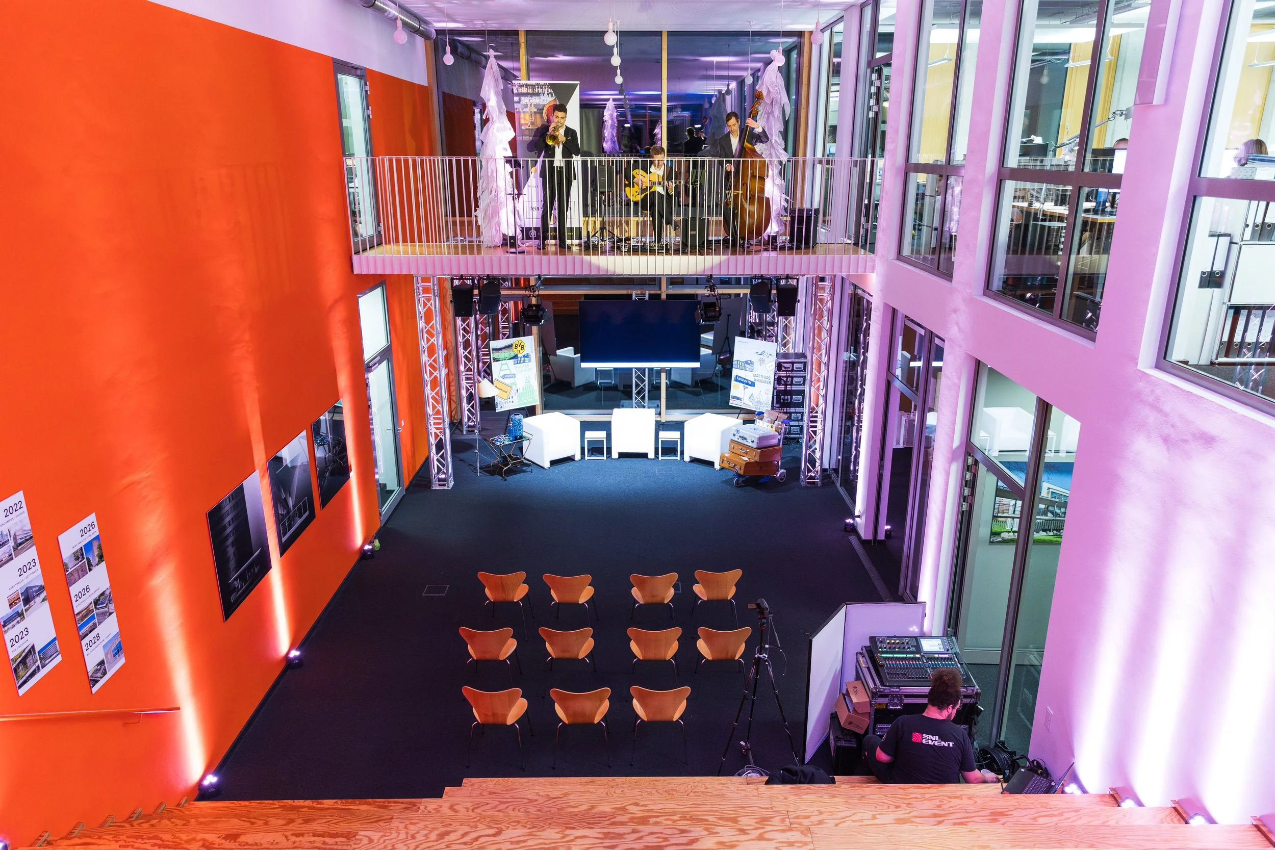 Musiker auf einer Empore.