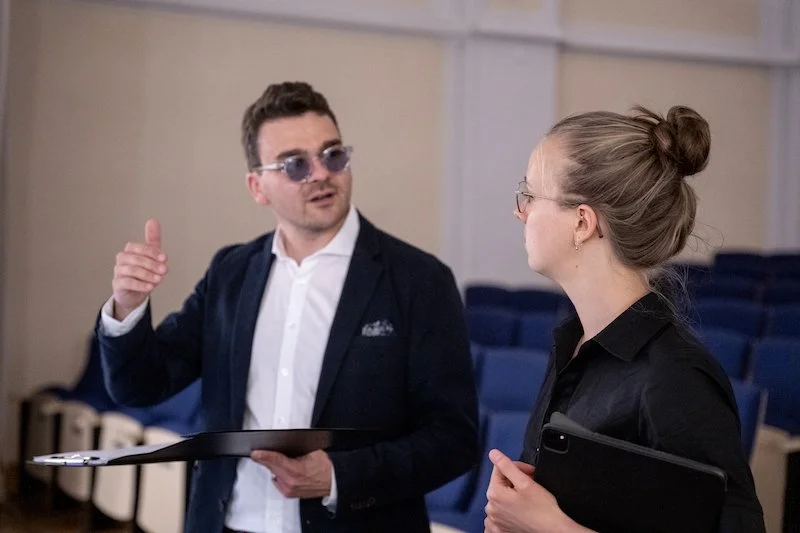 Zwei Menschen bei der Planung eines Konzerts