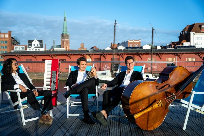 Das Baltic-Soulbop-Trio auf Liegestühlen sitzend