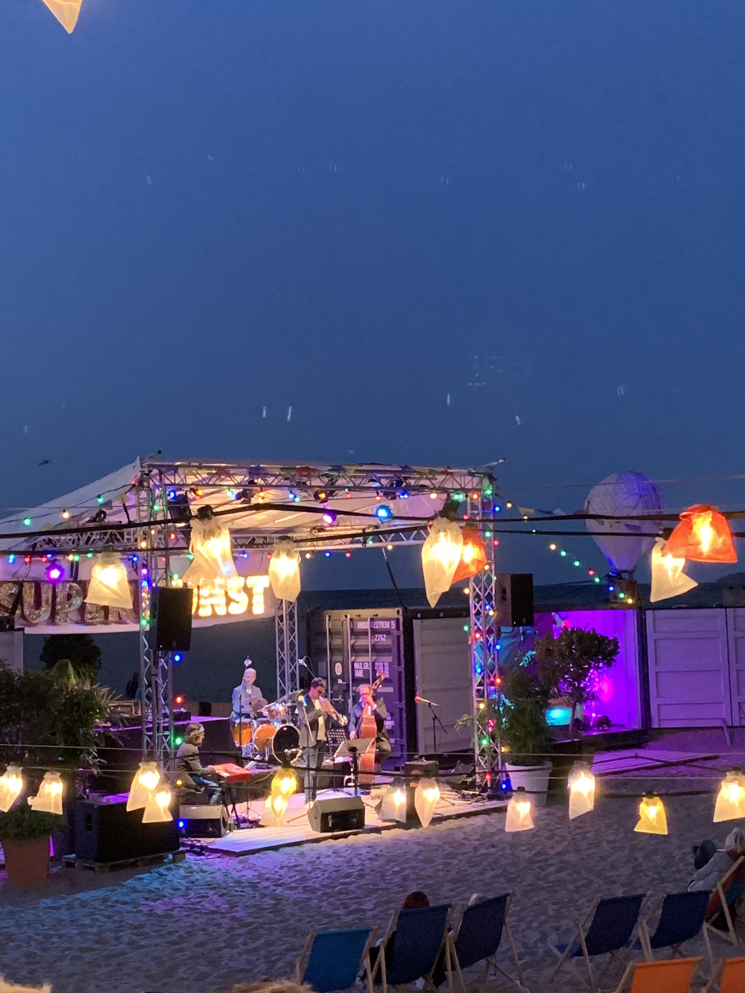 Musiker auf einer beleuchteten Bühne