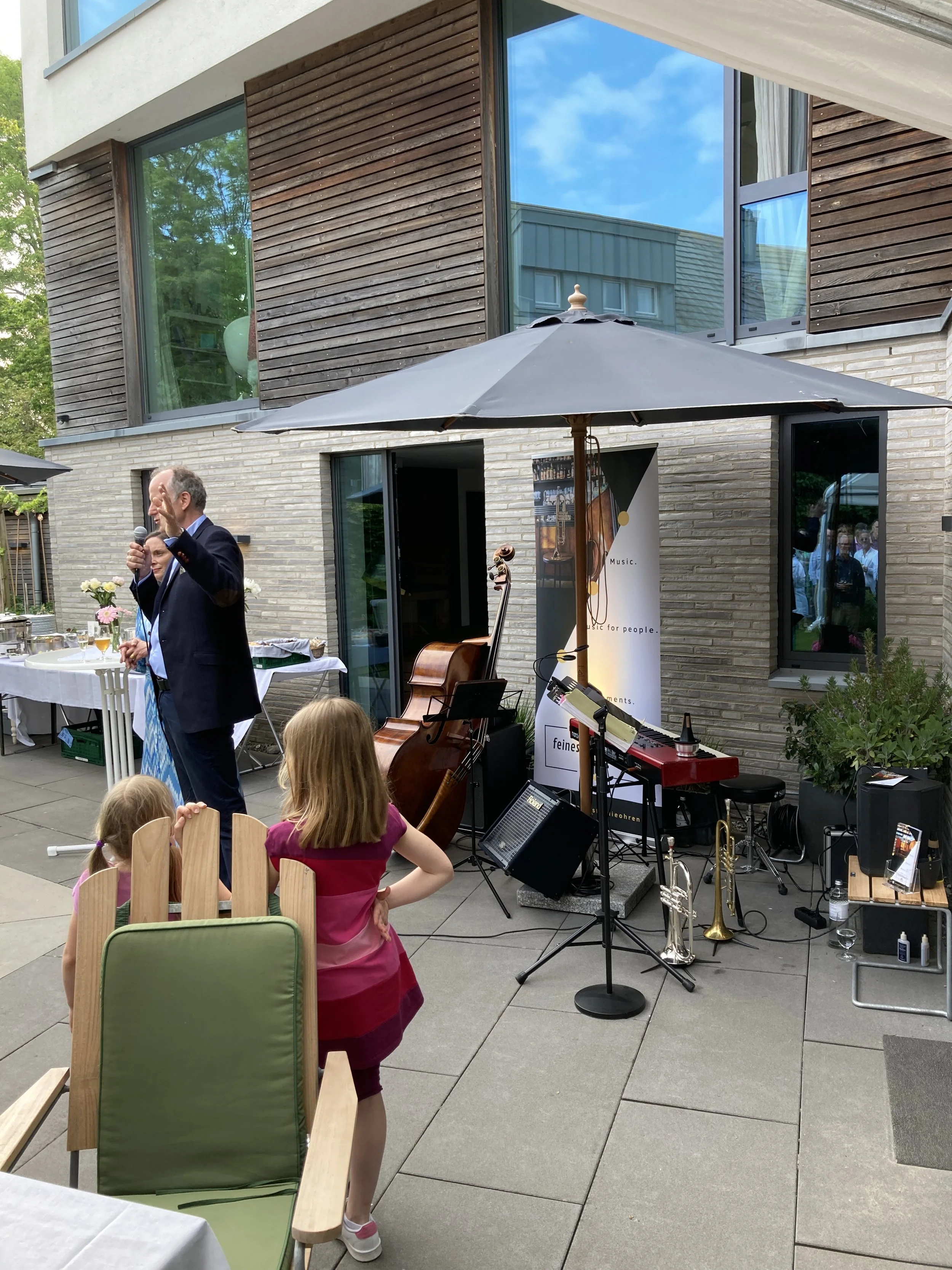 Musiker:innen von Baltic-Soulbop bei einem Empfang