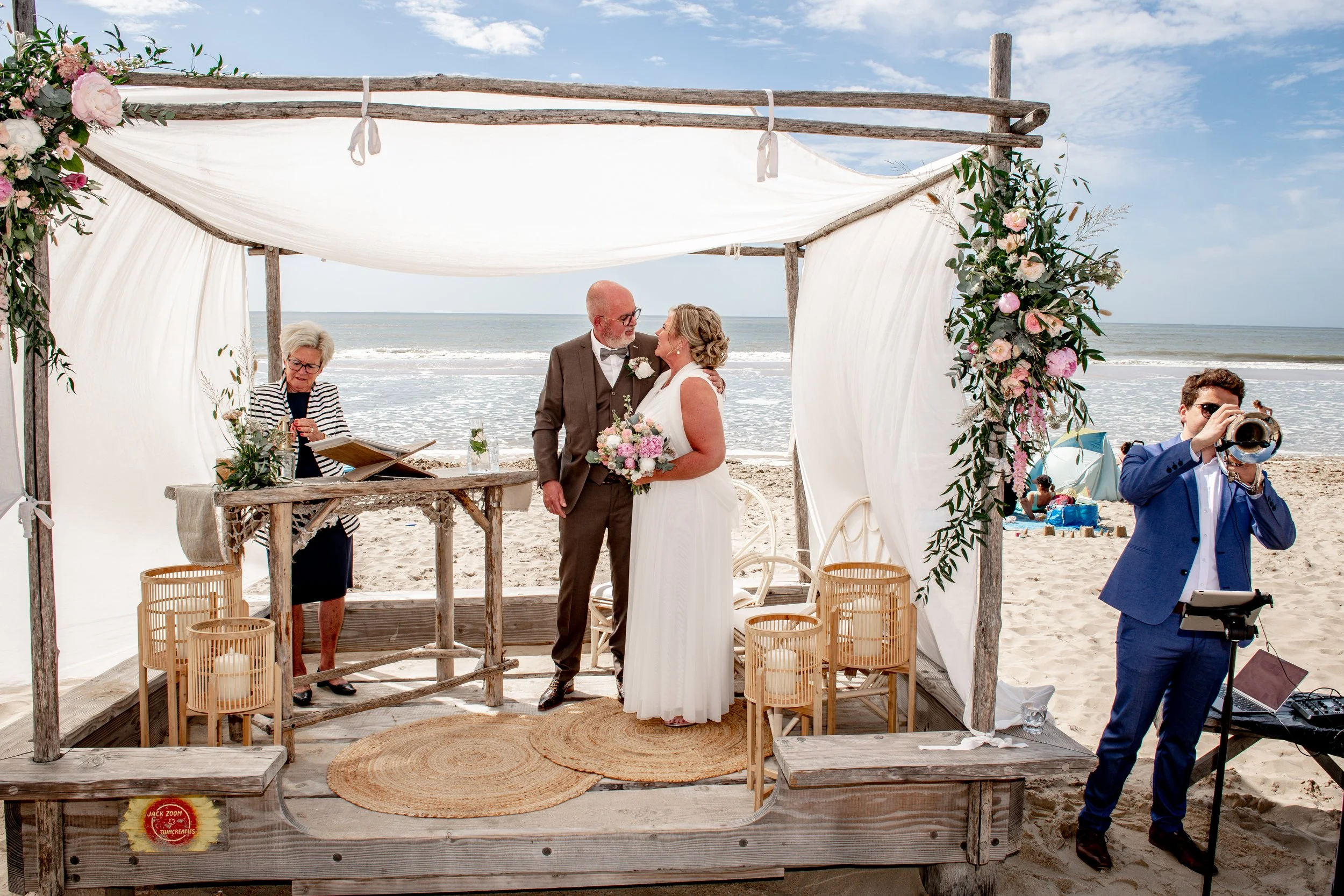 Bild einer Hochzeit mit einem Musiker