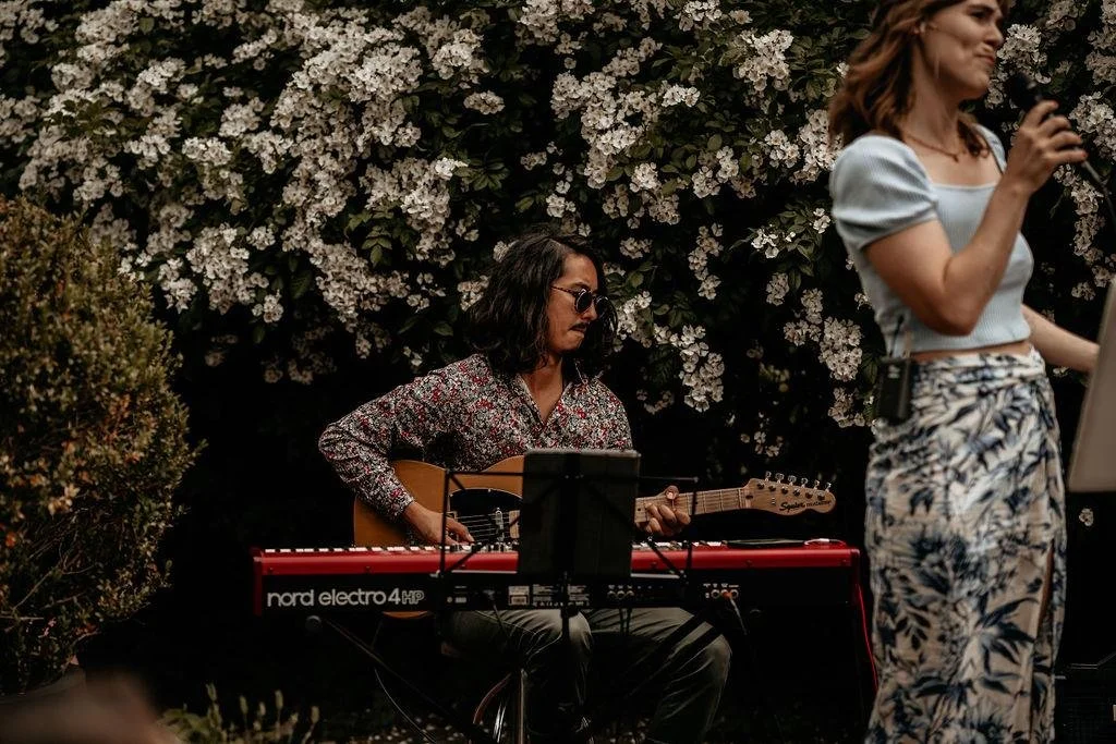 Zwei Musiker mit Gitarre und Gesang