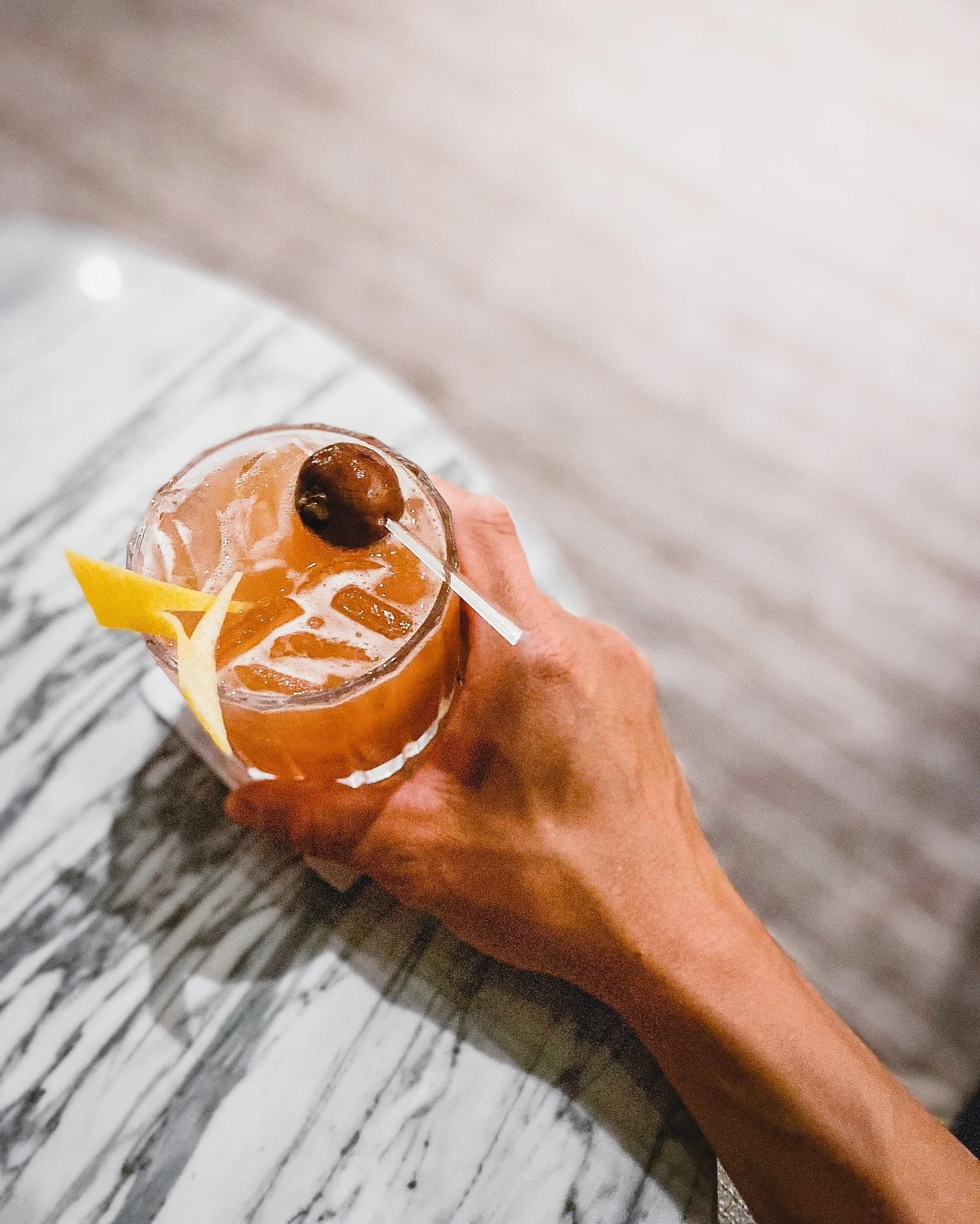 Tudo come&ccedil;ou com esse drink. 

No dia 3 de setembro de 2021 a @clacorbellini e eu sa&iacute;mos para tomar um drink e na sa&iacute;da rolou nosso primeiro beijo. E desde ent&atilde;o somos esse casalzinho horas meio fofo e horas meio estranho.