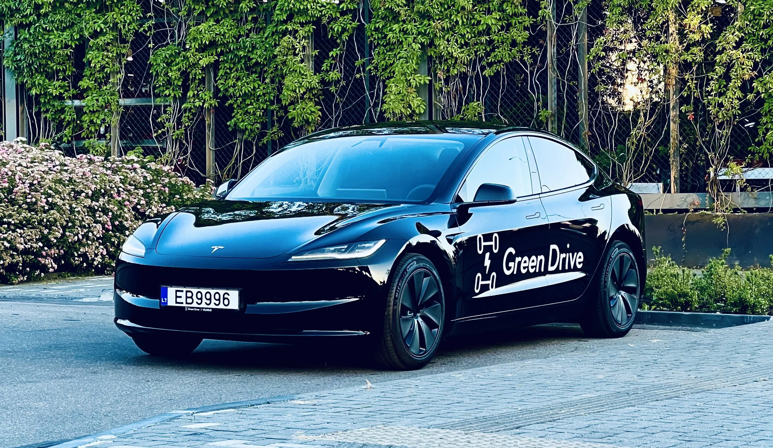 Green Drive | Modernus elektromobilių centras Vilniuje